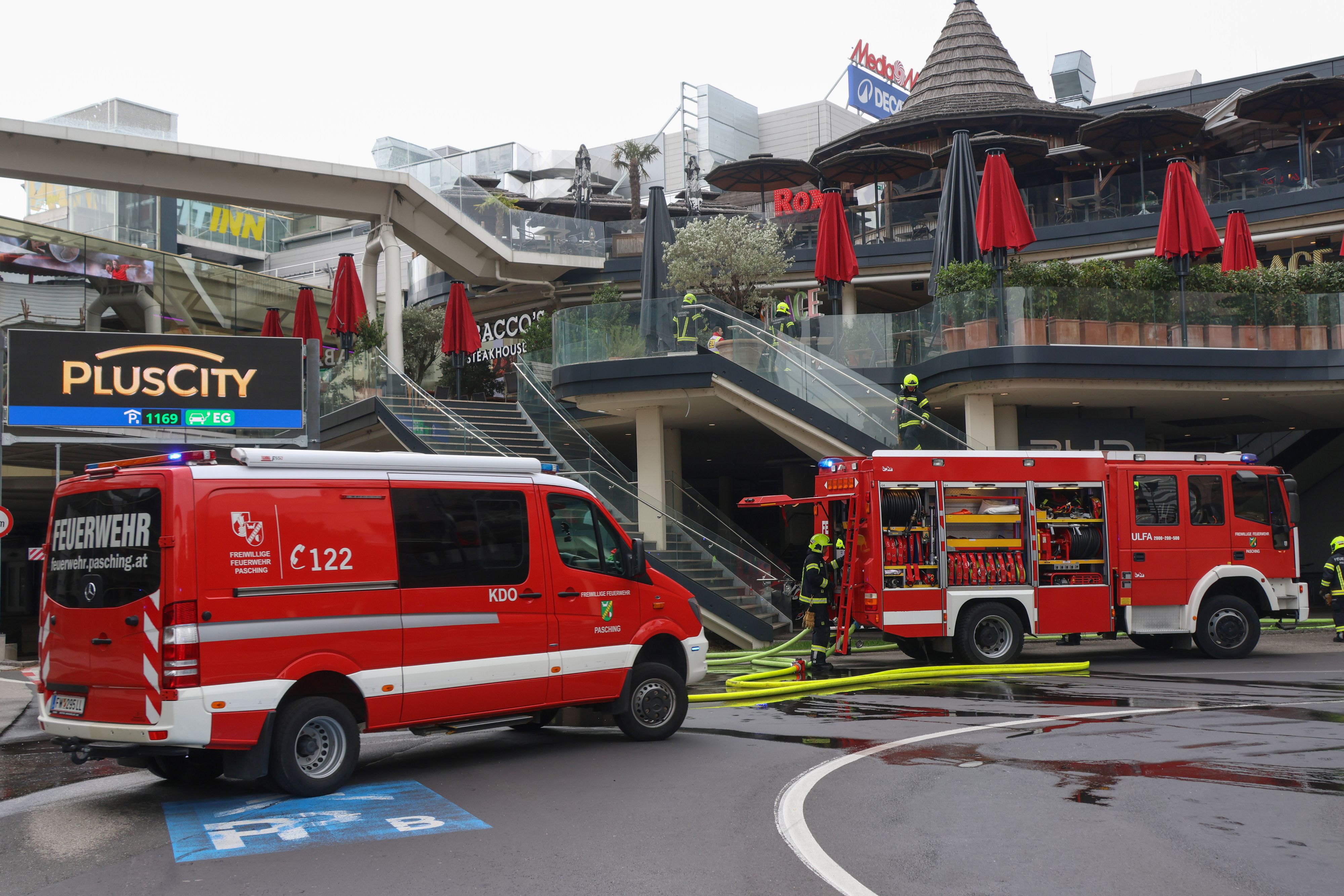 Der Brand brach bei einem Gastronomiebetrieb im Einkaufszentrum aus.