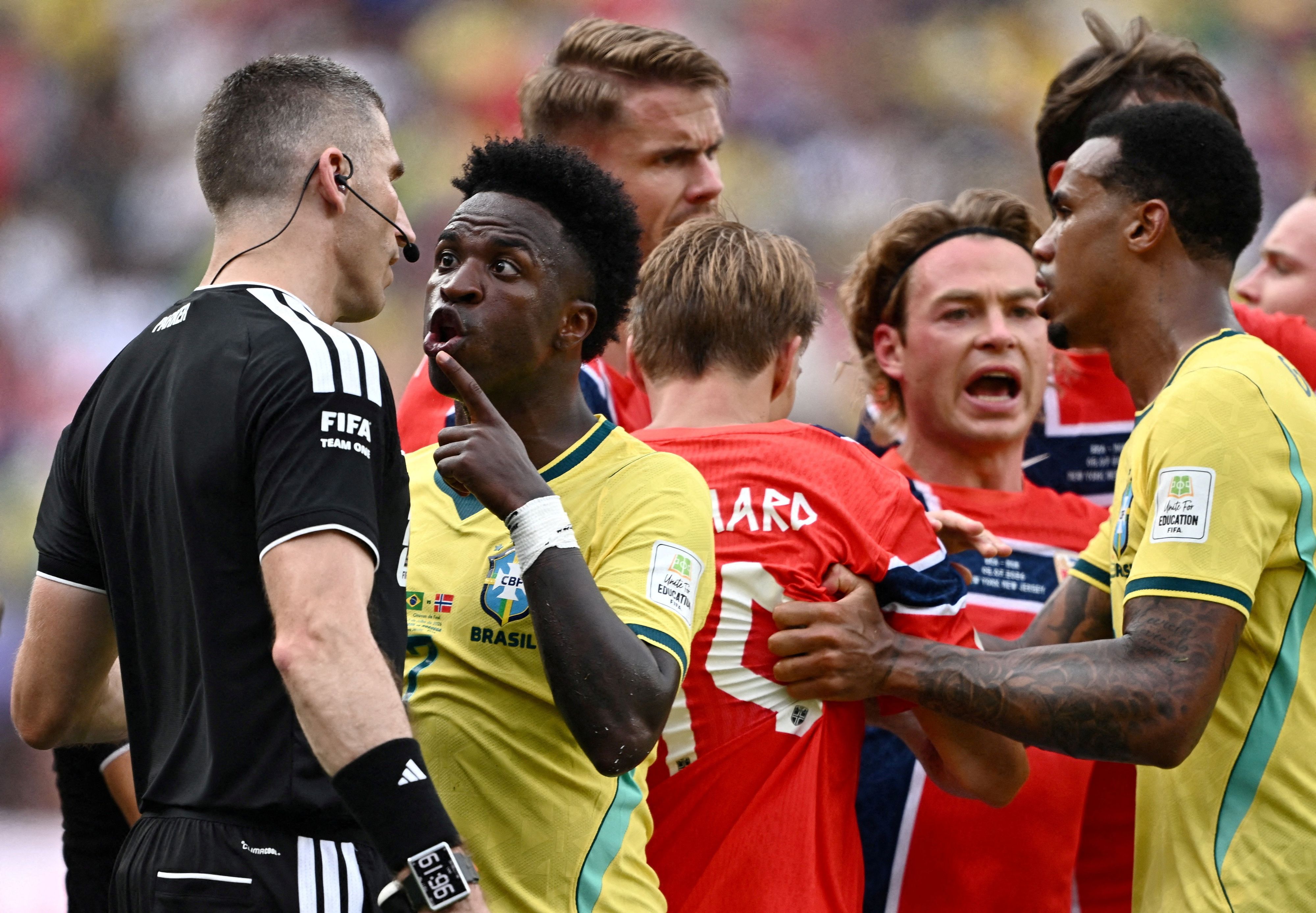 Vinicius Junior protestiert bei Referee Corey Parker