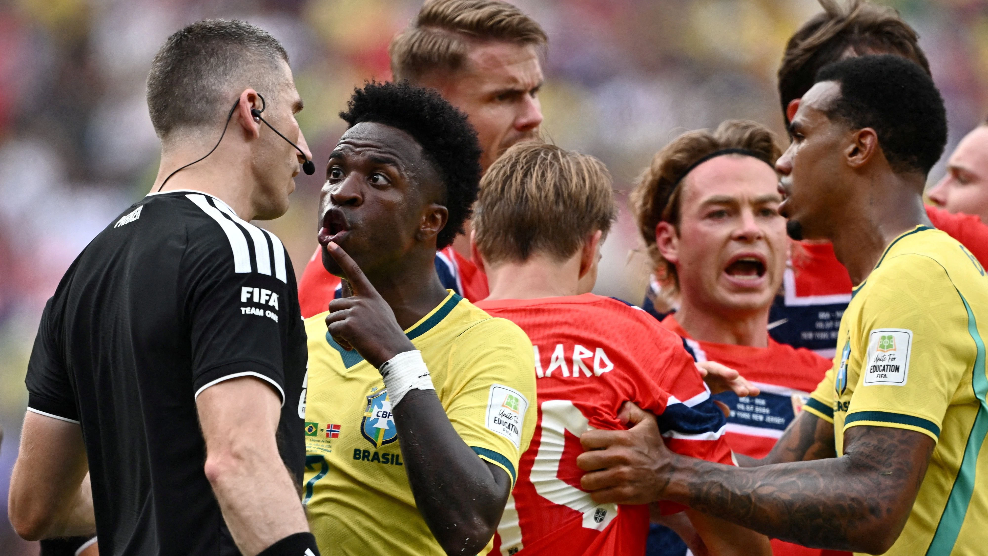 Vinicius Junior protestiert bei Referee Corey Parker