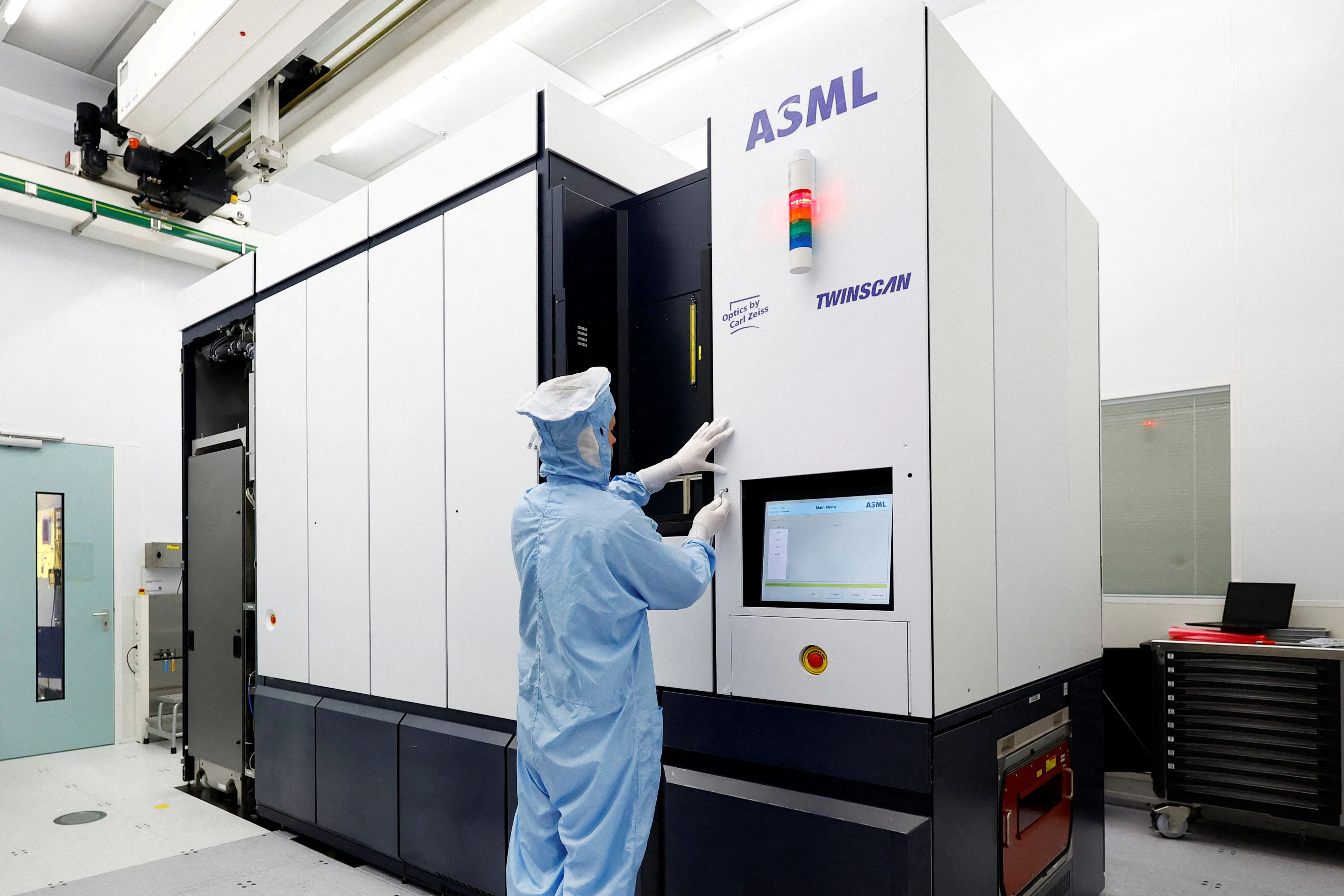 Die Vorgänger-Generation der EUV-Techologie heißt DUV und darf nach China verkauft werden. Aber auch damit ist Washington unhappy