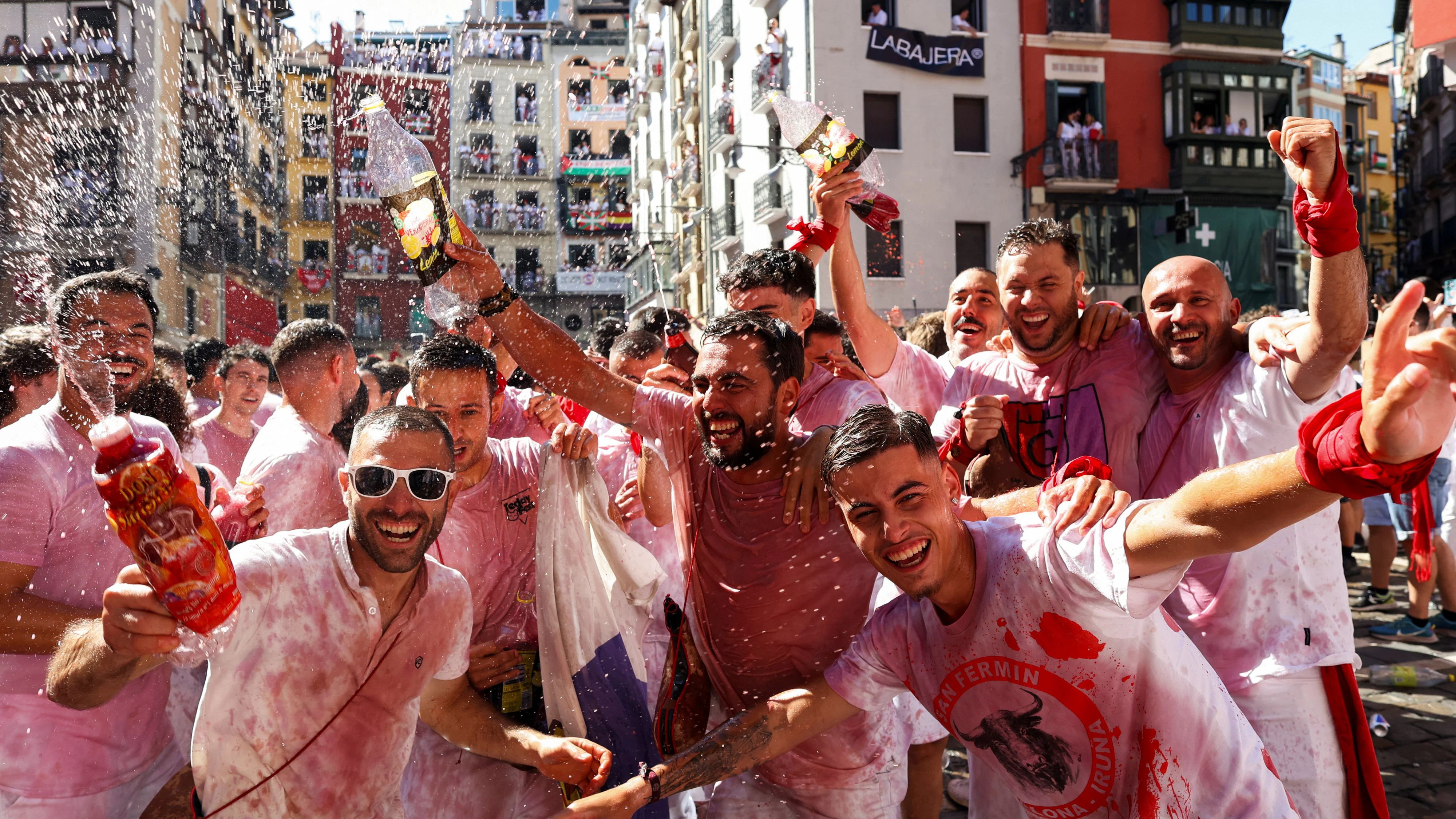 Ausgelassene Stimmung in Pamplona – trotz zahlreicher Proteste.