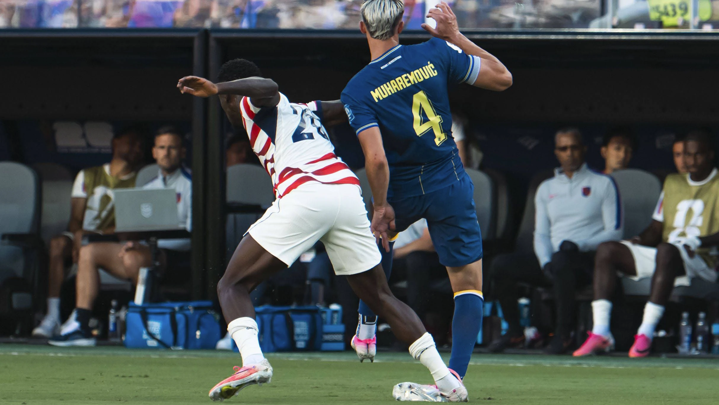 Hier tritt US-Stürmer Balogun seinem Genspieler gegen den Knöchel. Die FIFA hob die Rot-Sperre auf.