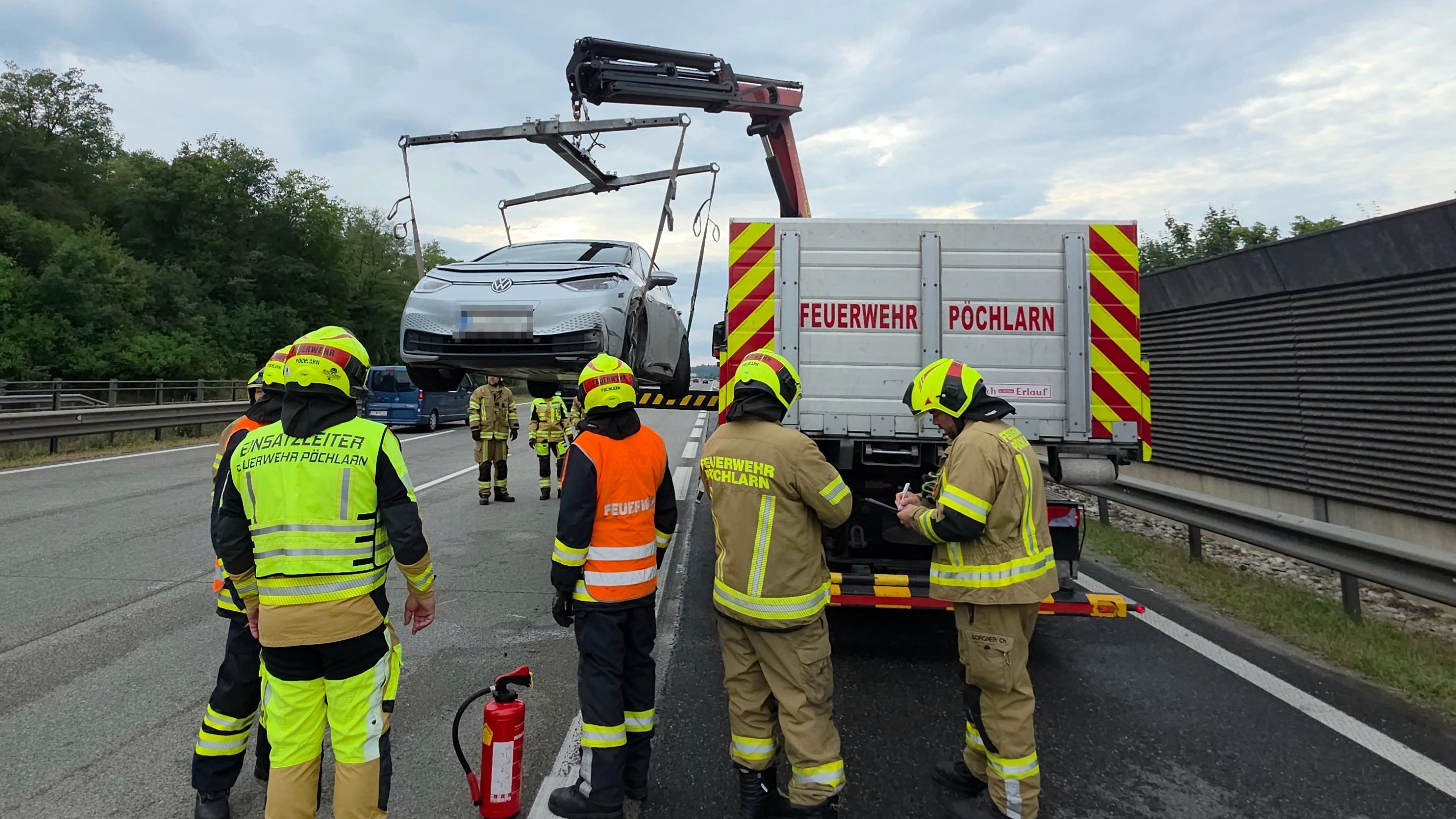 Heute.at - Autofahrerin kracht auf A1 gegen Leitschiene