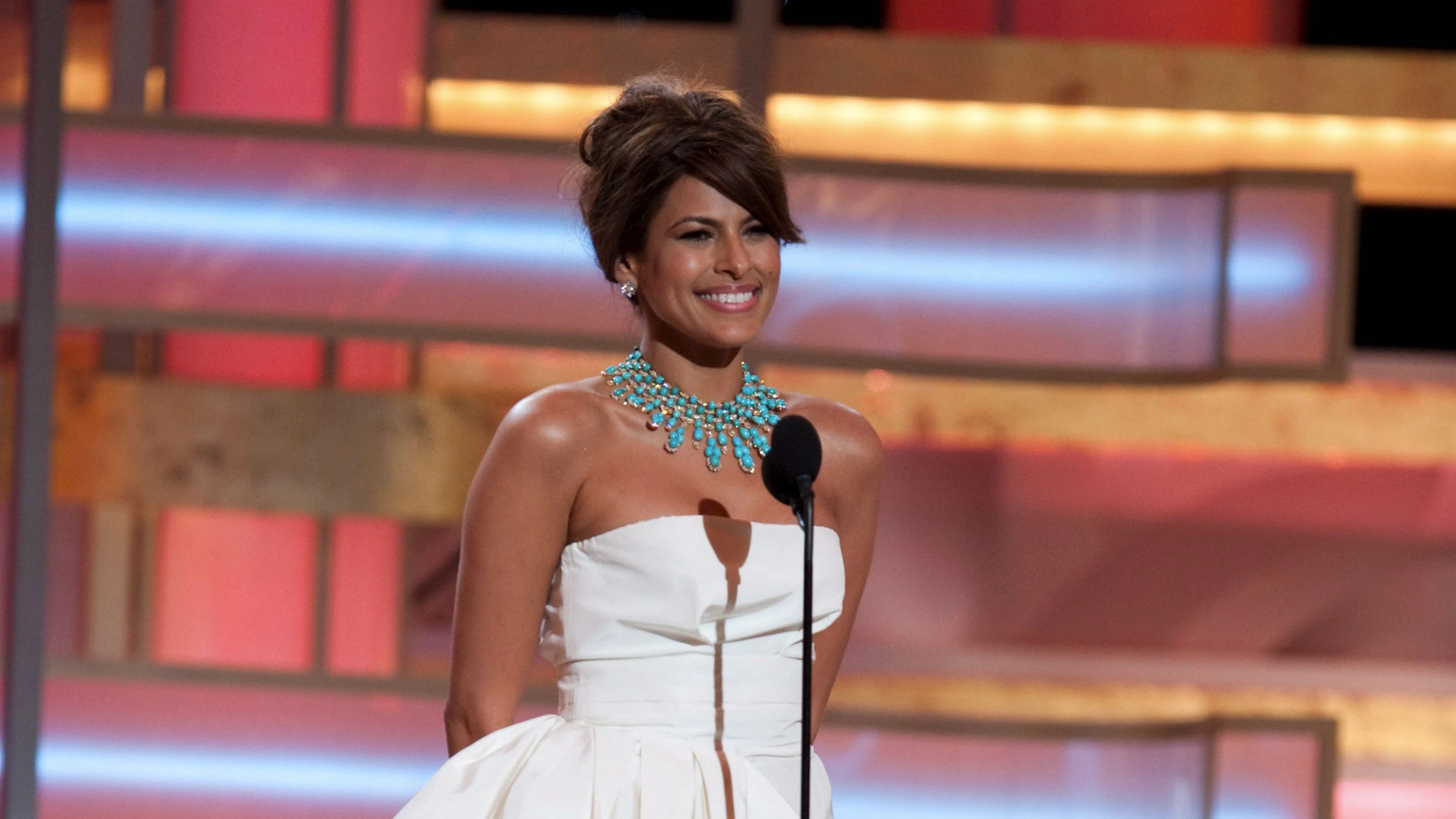 Eva Mendes mit einem Van Cleef & Arpels-Collier mit türkisfarbenen Steinchen bei den Golden Globes 2009.