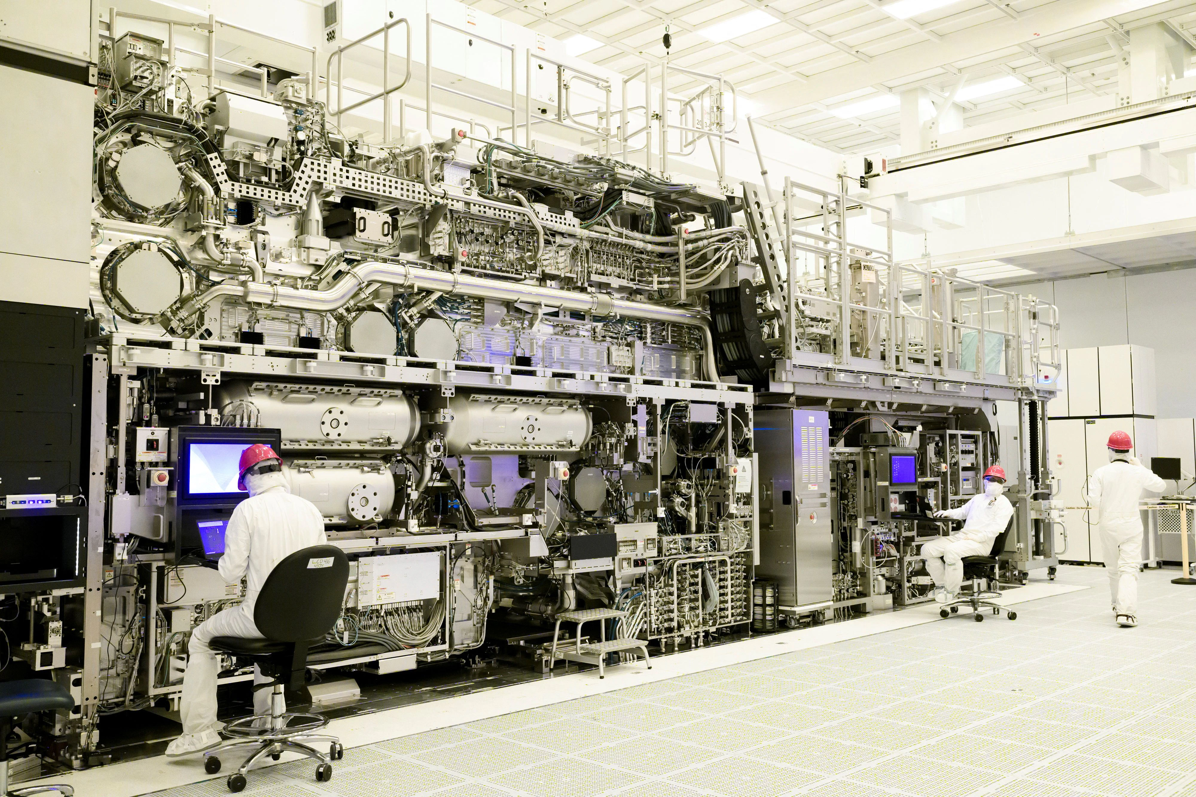 So sieht eine High NA EUV-Llithographie-Maschine in Betrieb aus – hier in einer Intel-Halbleiterfabrik in Hillsboro, Oregon