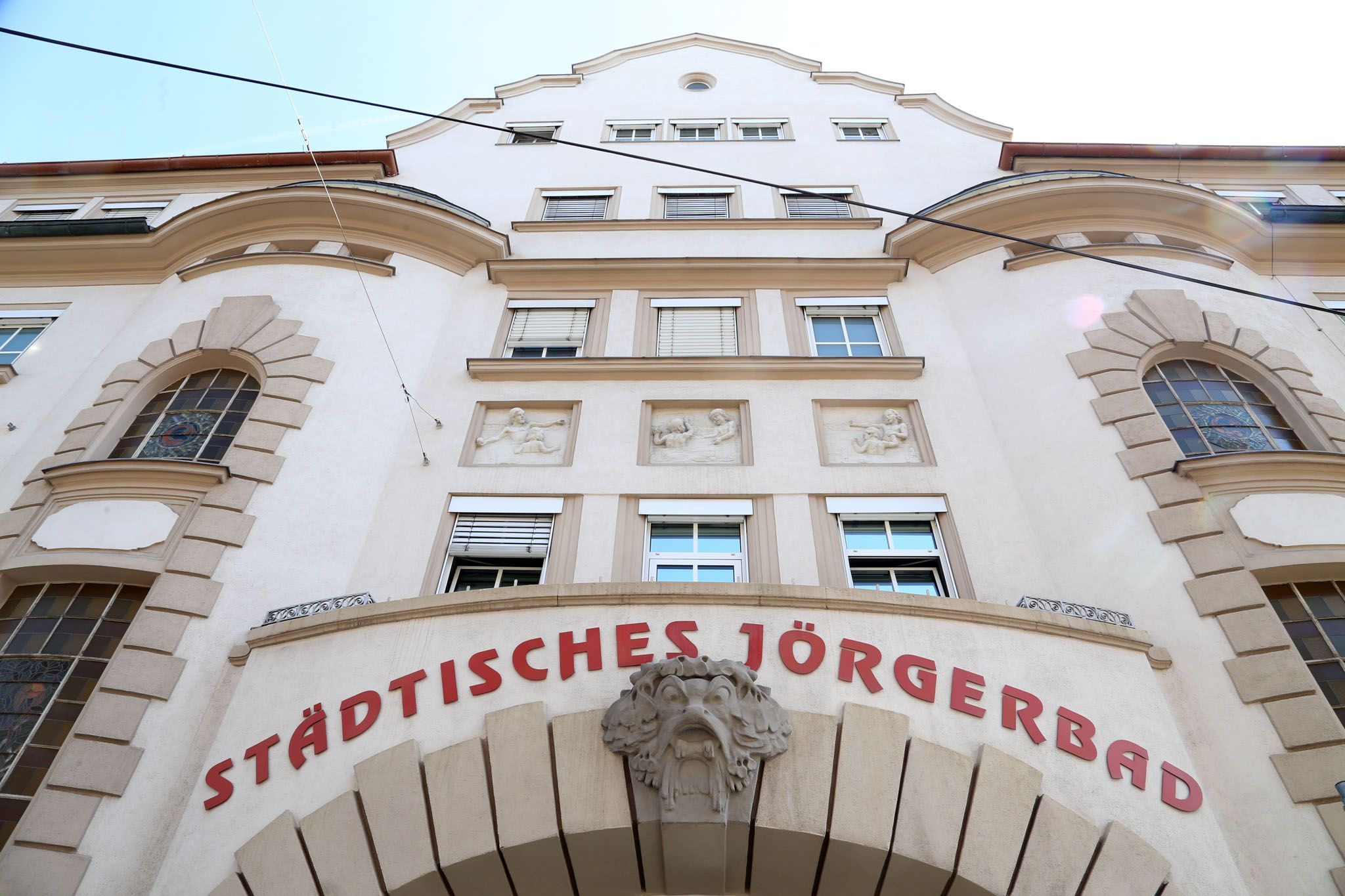 Das Jörgerbad wird umfassend saniert. Die Arbeiten sollen bis Ende 2027 dauern.
