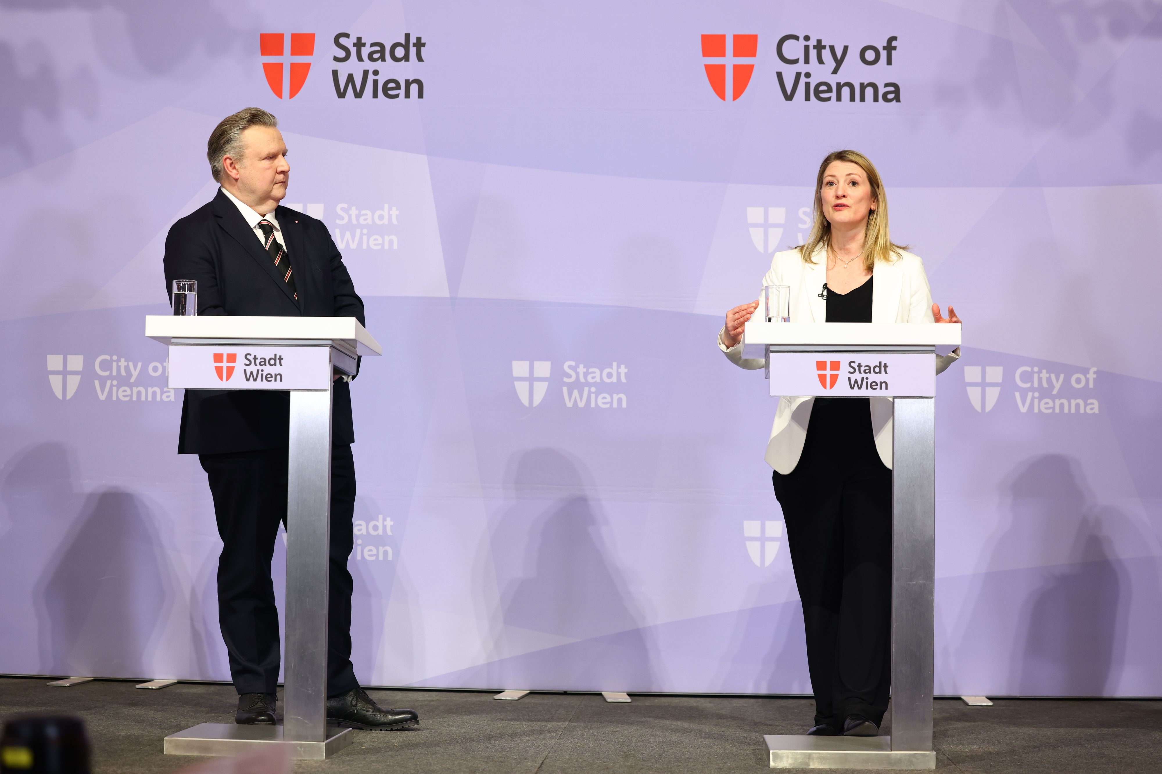 Bürgermeister Michael Ludwig und Vizebürgermeisterin Bettina Emmerling im Wiener Rathaus.
