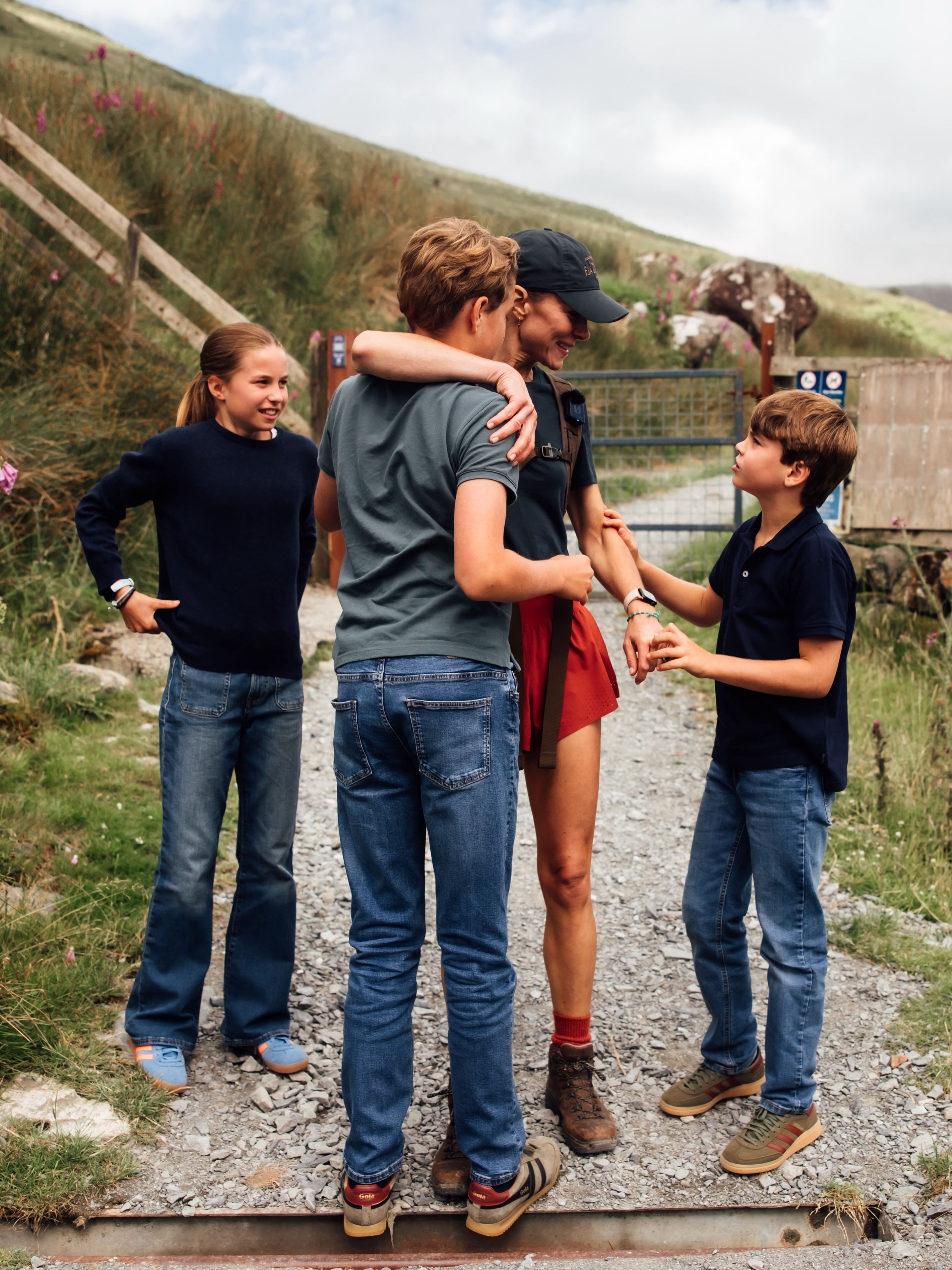 Prinzessin Kate wird am Ende der „National Three Peaks Challenge” von ihrer Familie begrüßt.