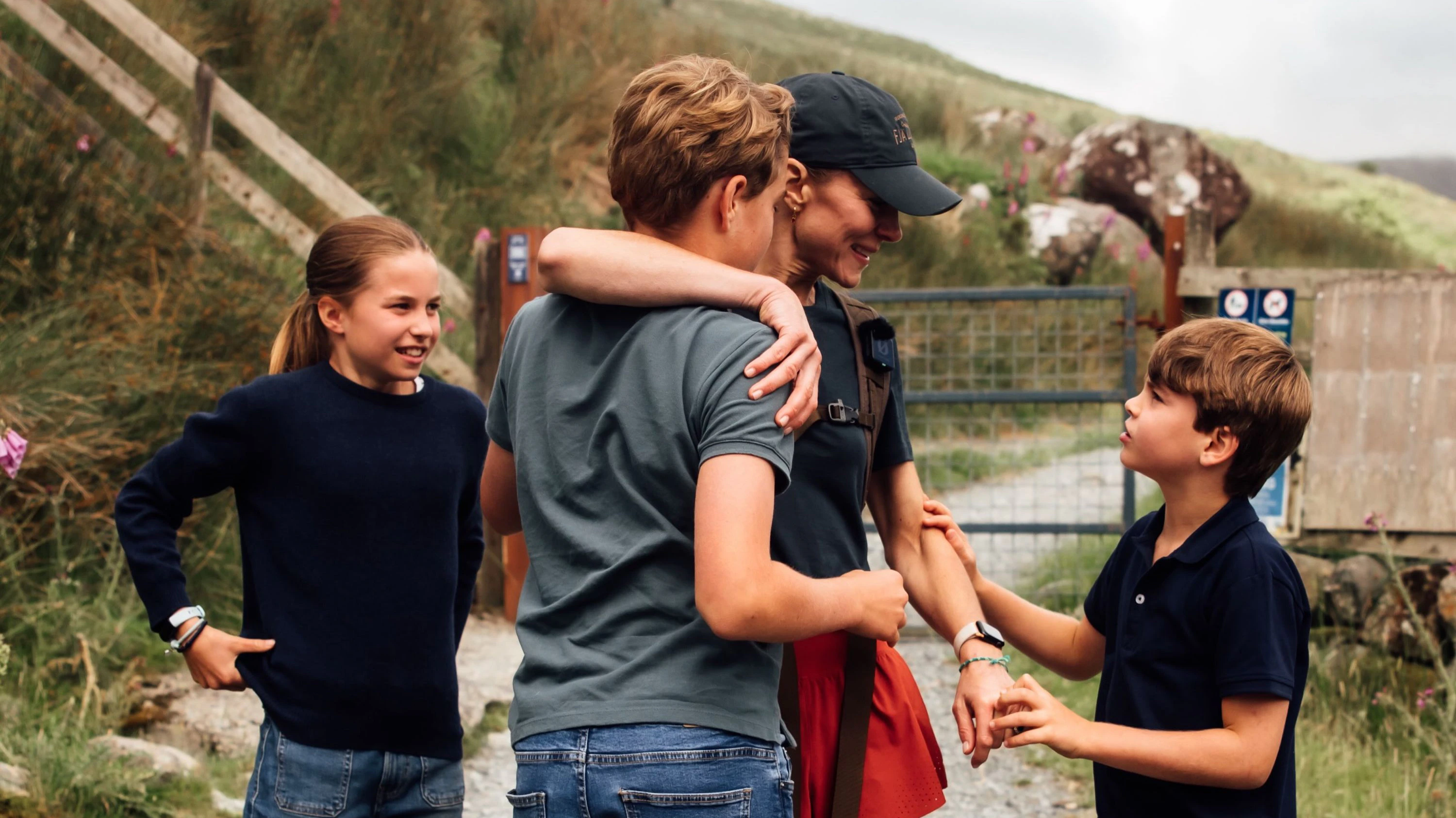 Prinzessin Kate wird am Ende der „National Three Peaks Challenge” von ihrer Familie begrüßt.