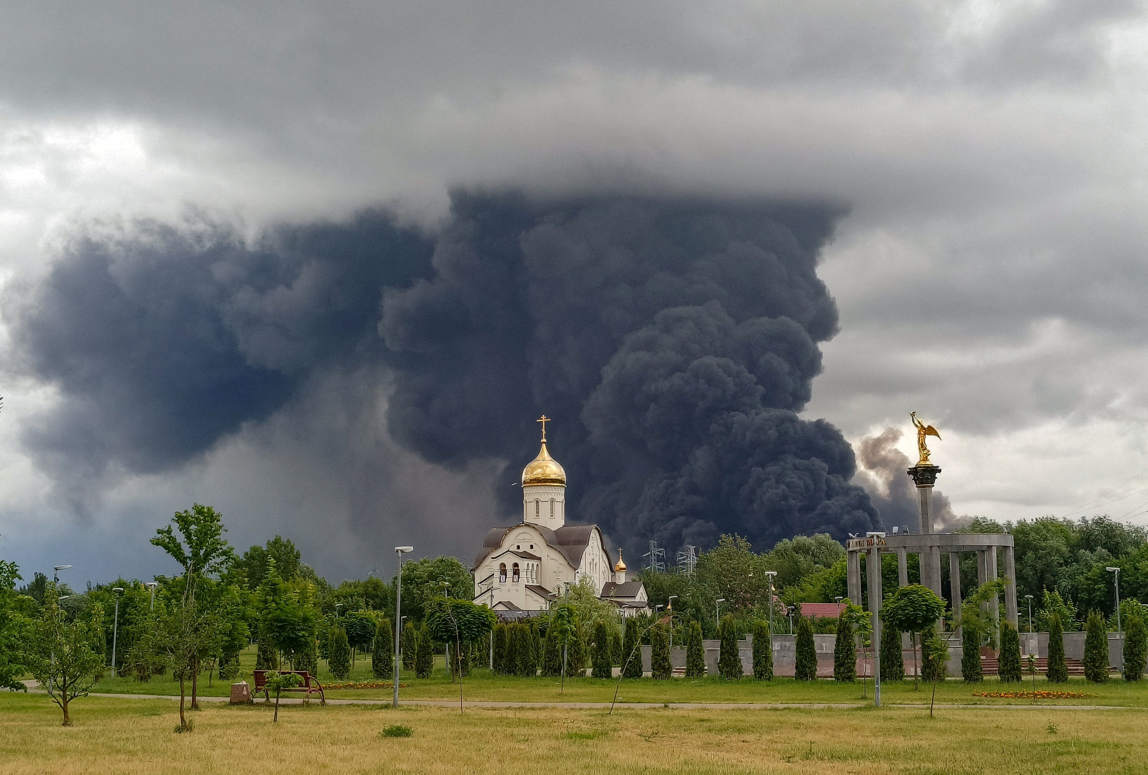 Nach einem ukrainischen Drohnenangriff steigt Rauch aus einer Ölraffinerie in Moskau, am 18. Juni 2026.