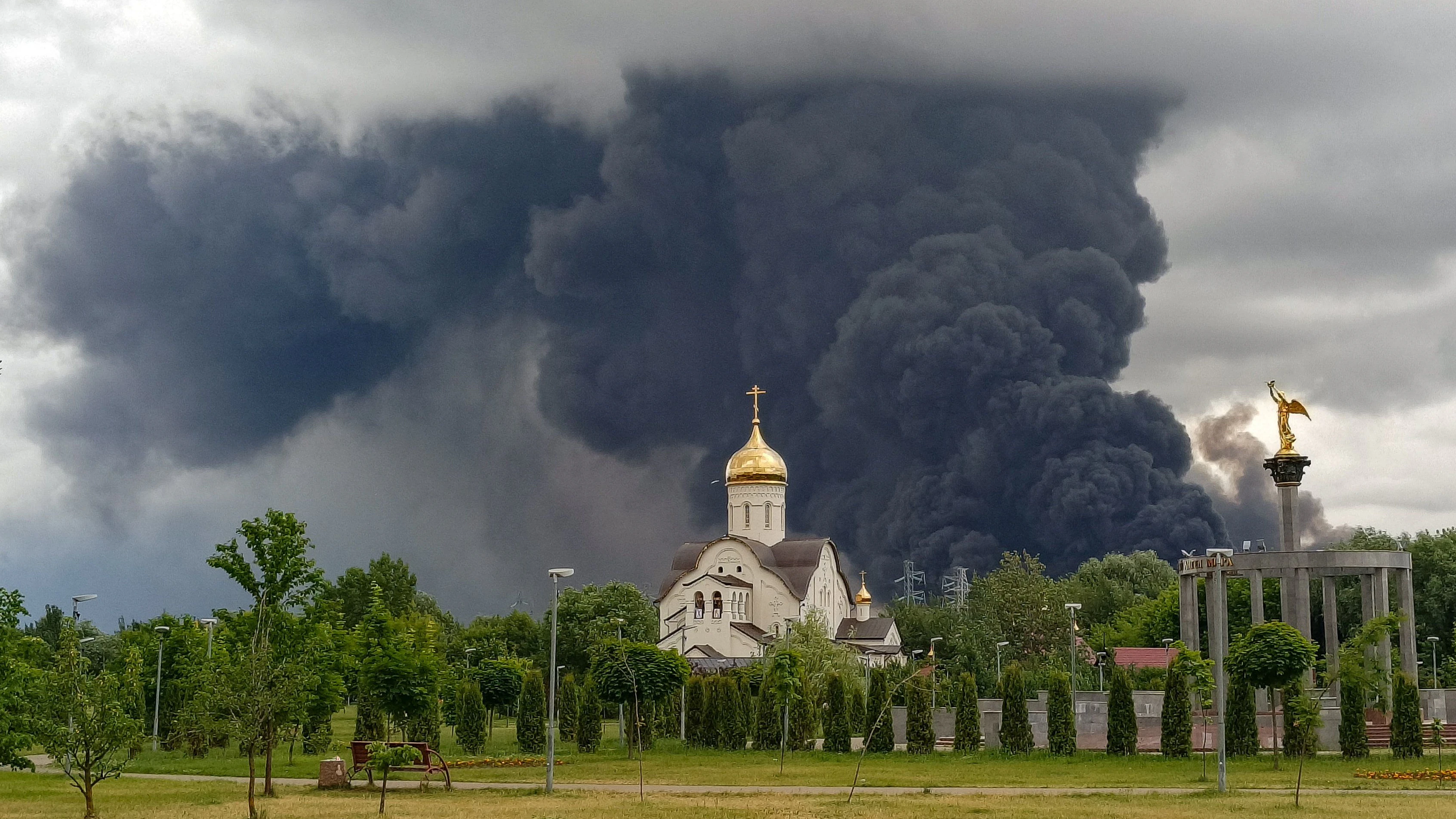Nach einem ukrainischen Drohnenangriff steigt Rauch aus einer Ölraffinerie in Moskau, am 18. Juni 2026.