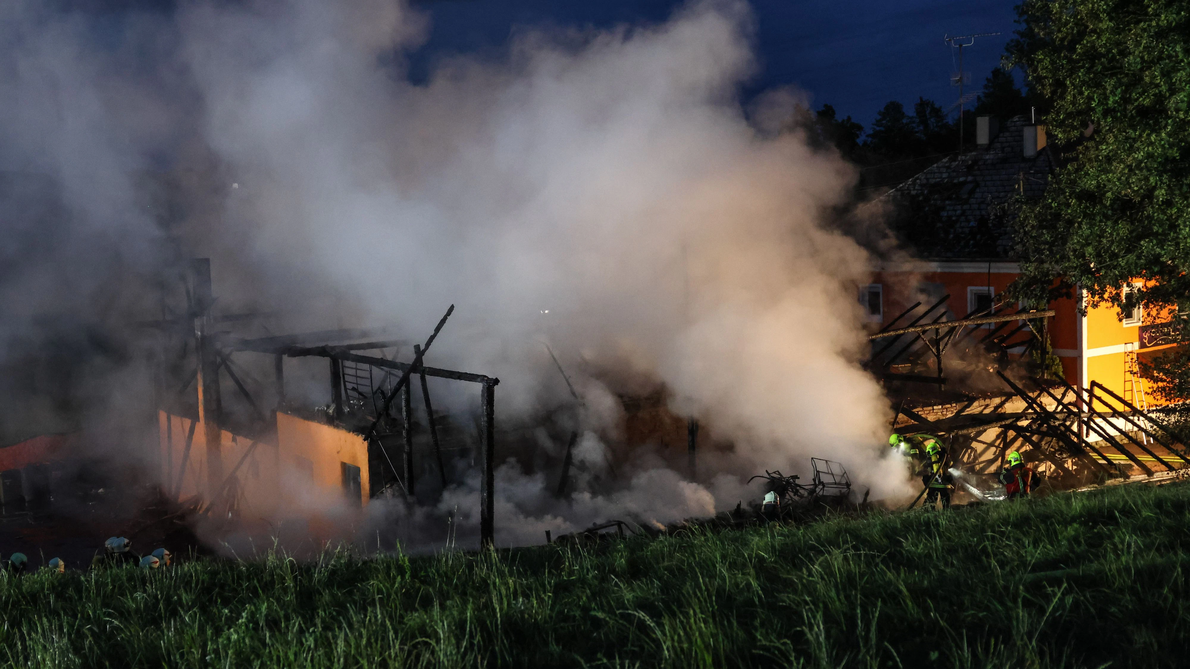 Heute.at - Brand bei Bordell sorgt in der Nacht für Großeinsatz
