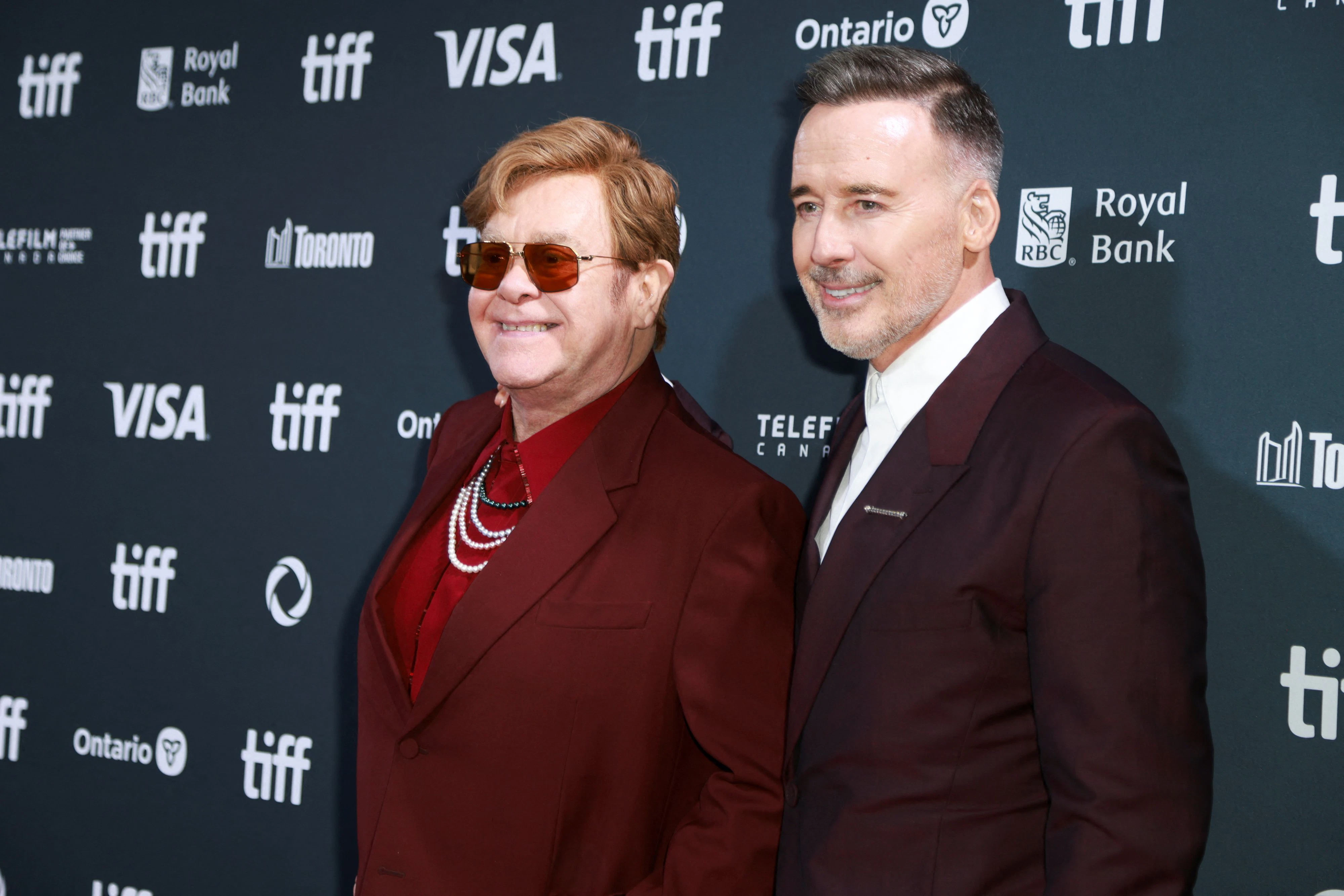 Wurden per Video zugeschaltet: Sänger Elton John und sein Ehemann, der Regisseur David Furnish
