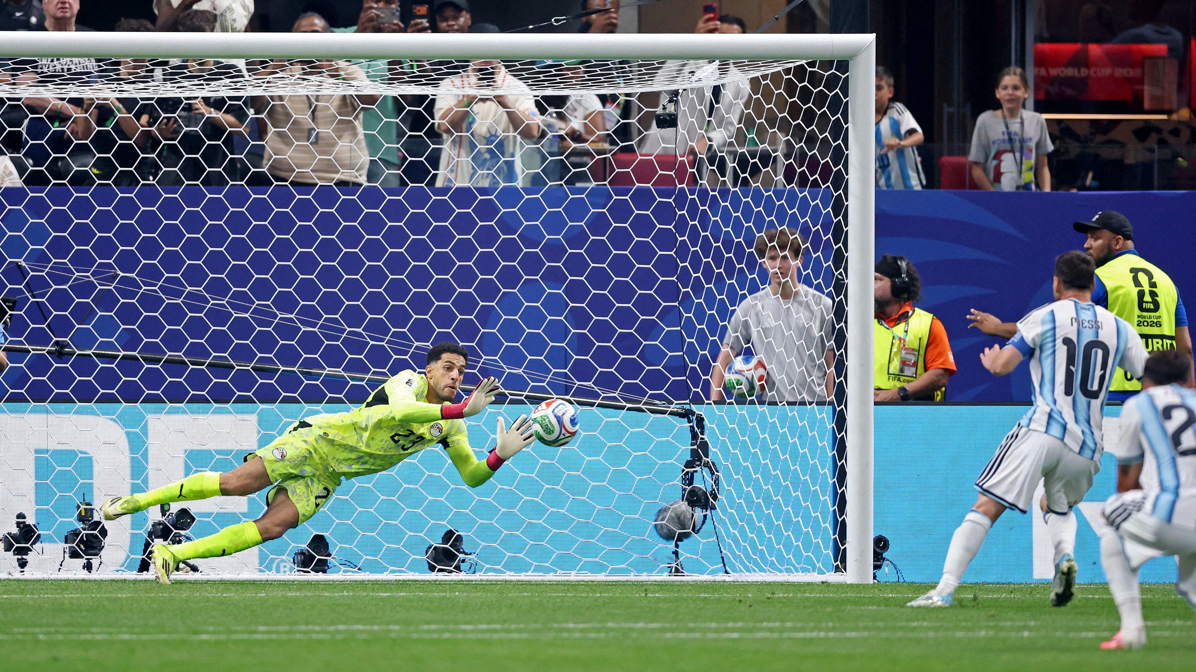 Fußball-Star Lionel Messi trifft auch gegen Ägypten nicht vom Elfmeterpunkt. 