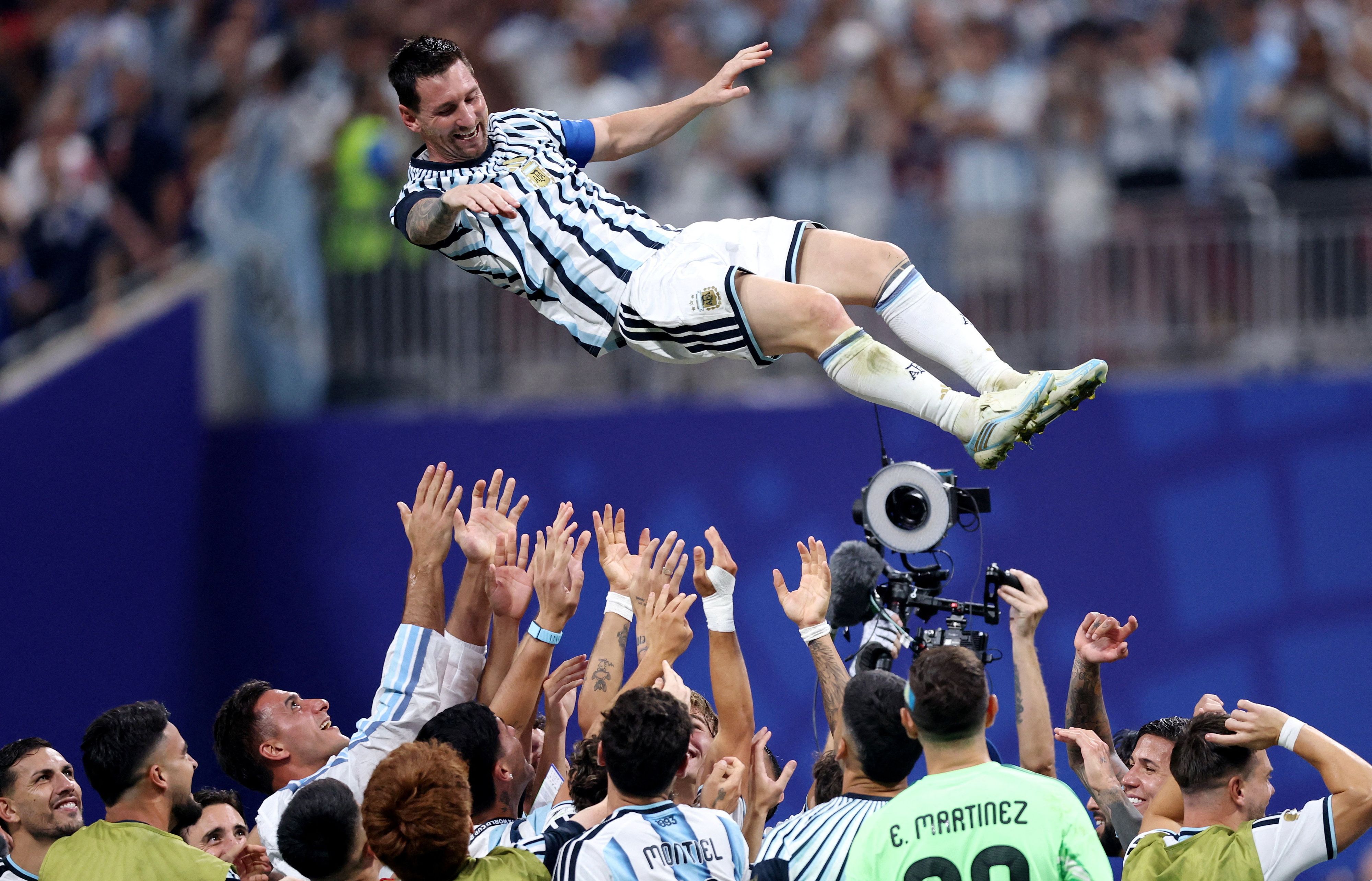 Die argentinischen Spieler bejubelten ihren Star Lionel Messi. 