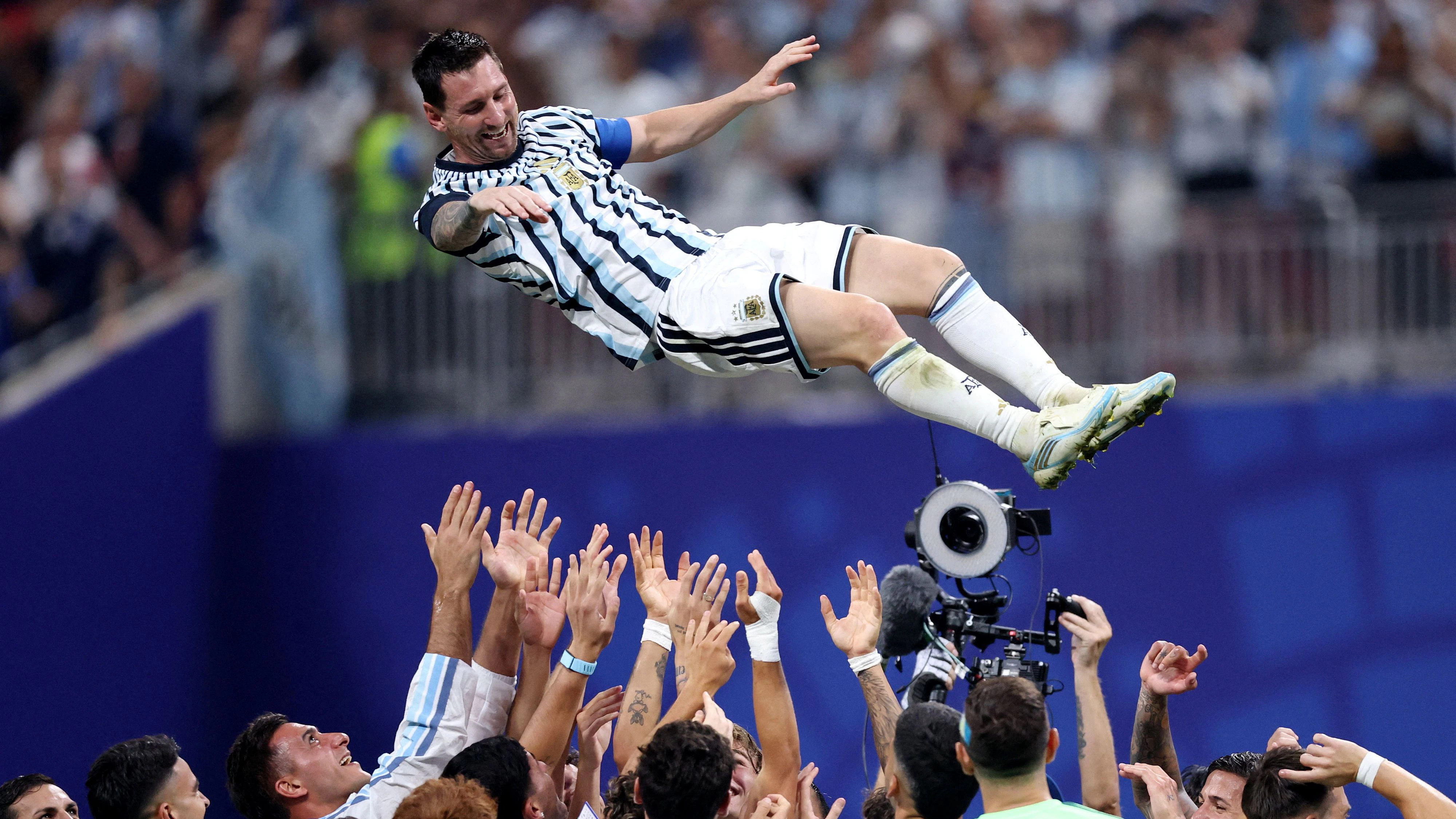 Die argentinischen Spieler bejubelten ihren Star Lionel Messi. 