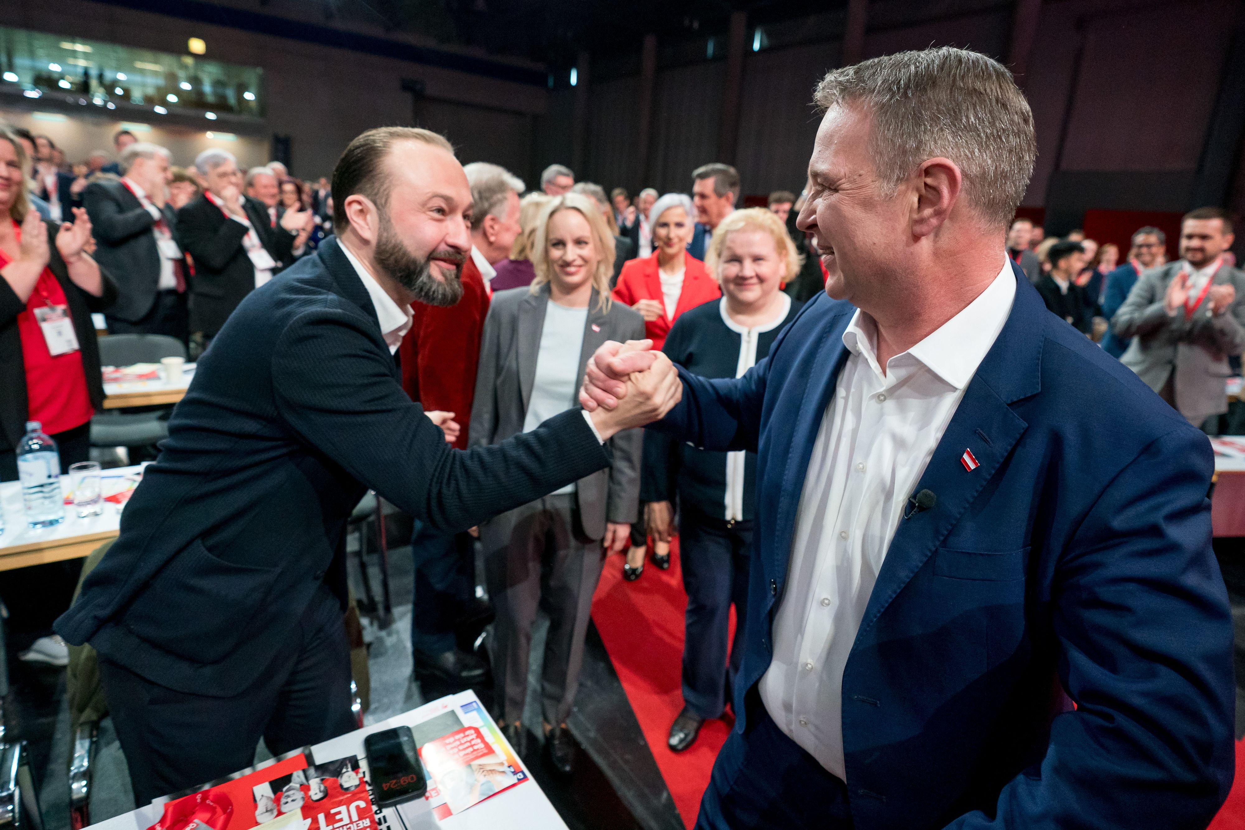 Steiermarks SPÖ-Landeschef Lercher (l.) beim Handshake mit Bundesparteichef Andreas Babler (r.).
