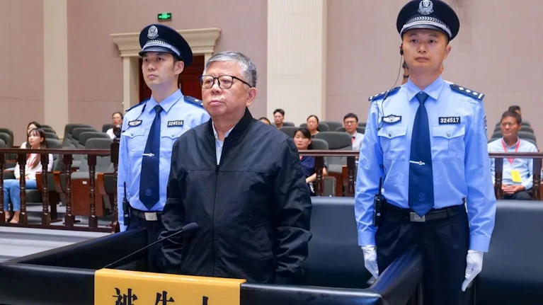 Es ist einer der größten bekannten Korruptionsfälle in der jüngeren Geschichte der Volksrepublik China: Ein Wirtschaftsfunktionär aus der Stadt Nanjing hat über 30 Jahre insgesamt 325 Millionen Dollar an Bestechungsgeldern kassiert. Nun wurde er zum Tode verurteilt.