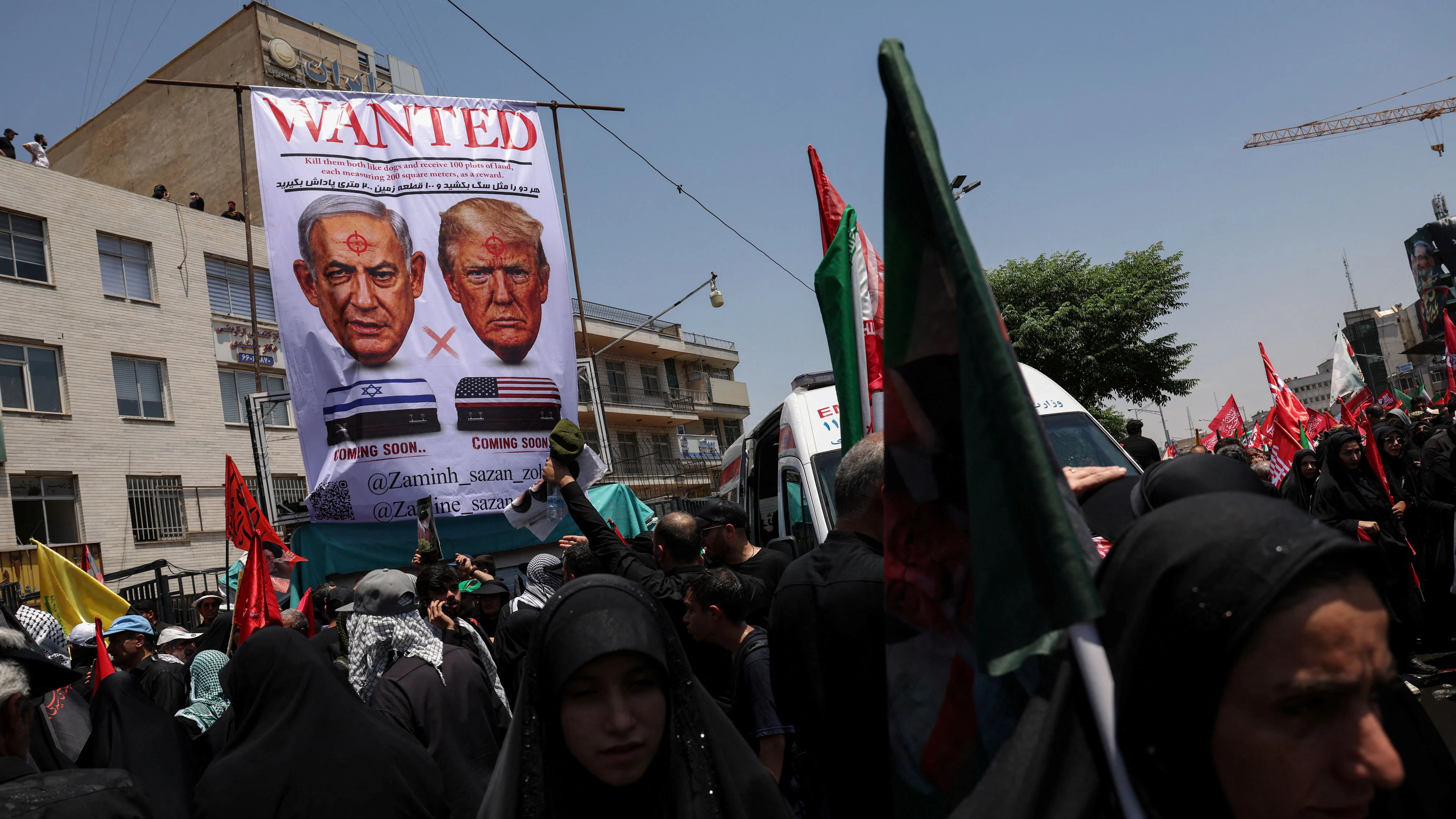 Demonstranten fordern Tod von Trump oder Netanjahu beim Trauerzug durch die iranische Hauptstadt.