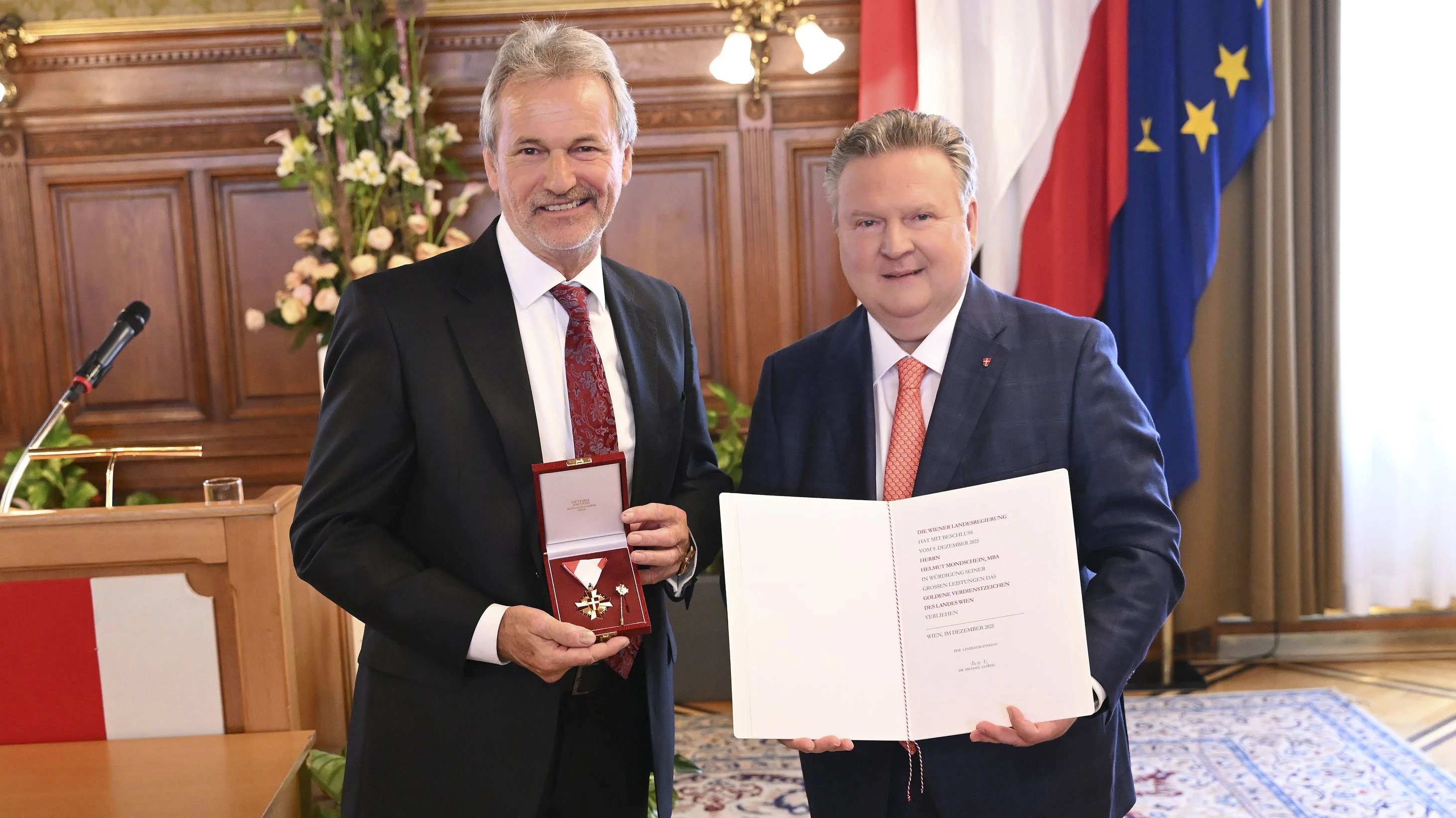 Bürgermeister Michael Ludwig verlieh das Goldene Verdienstzeichen des Landes Wien an Helmut Mondschein.