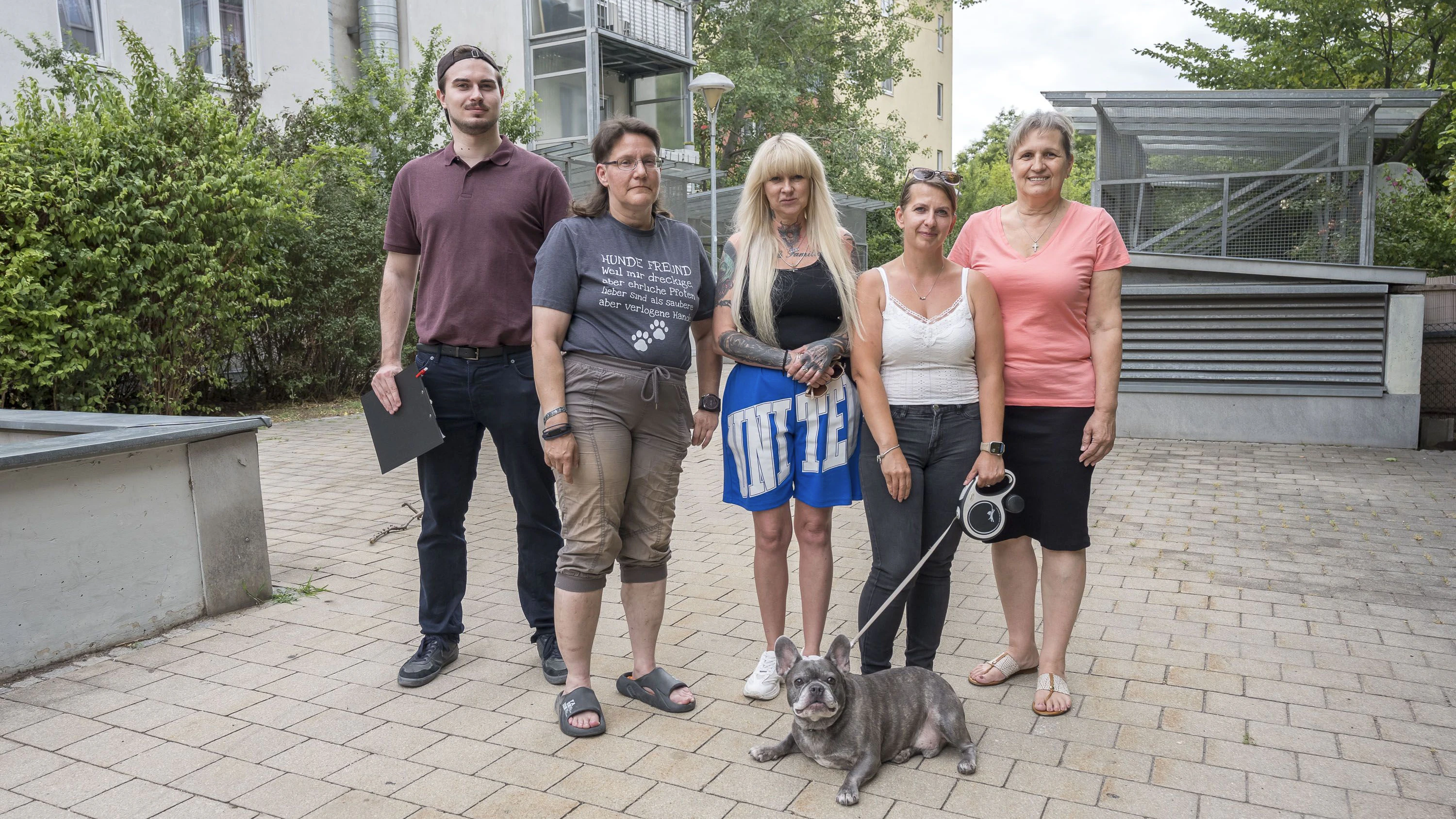 v.li.n.re:Grünberger Brigitte 90 Euro0699 17512049Nicht vor 15 Uhr anrufen HundefreundinGebauer Christina 330 Euro mehr 06769673316BlondSkrzynska Monika 069910950707160€Mit Bulldogge Ziza Lazic, 0699 196 76077Florian Rath0676 576316320260706 Foto: Helmut Graf/Tageszeitung Heute