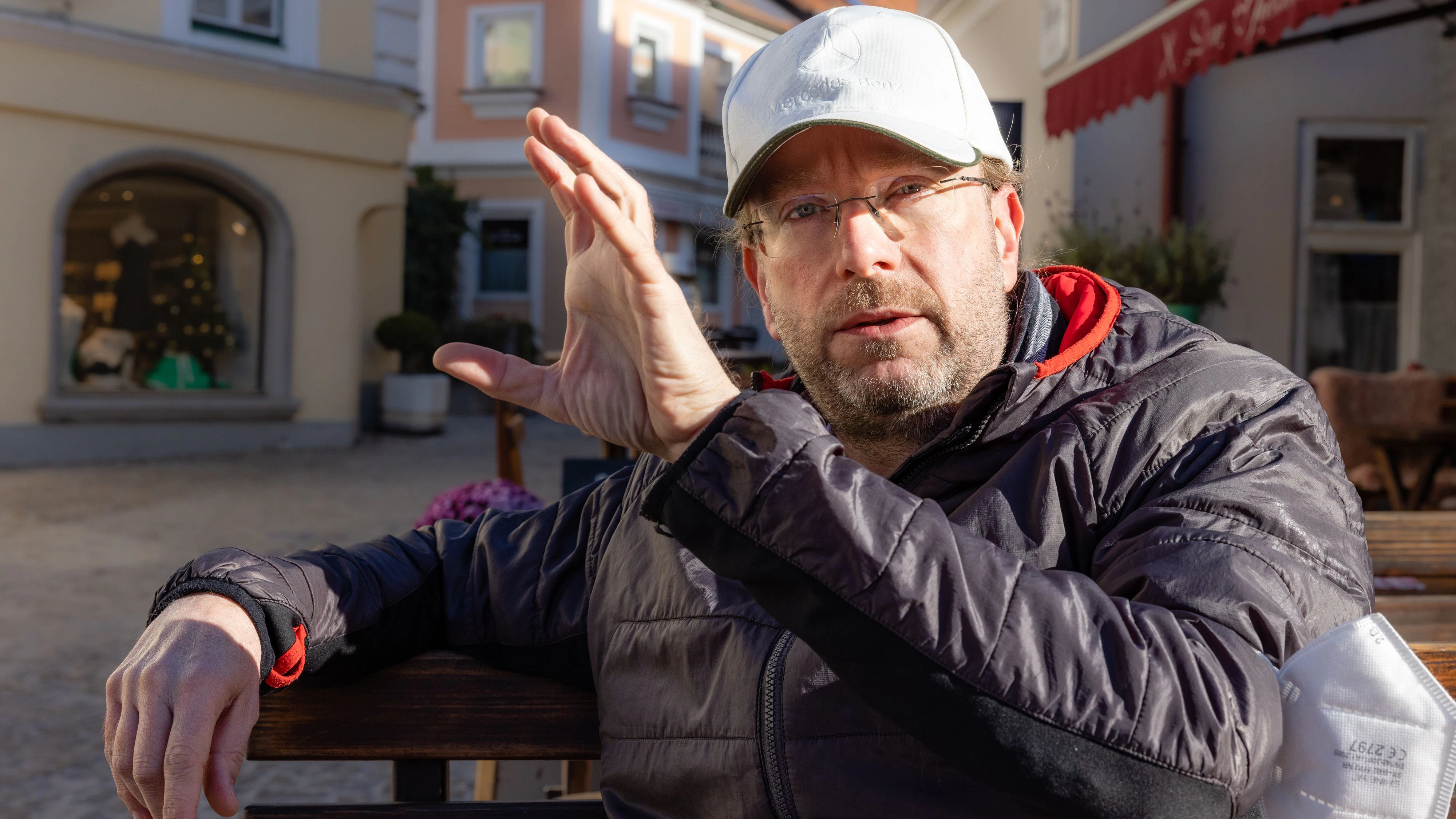 Der Psychologe und KI-Forscher warnt vor gefälschten Bildern.
