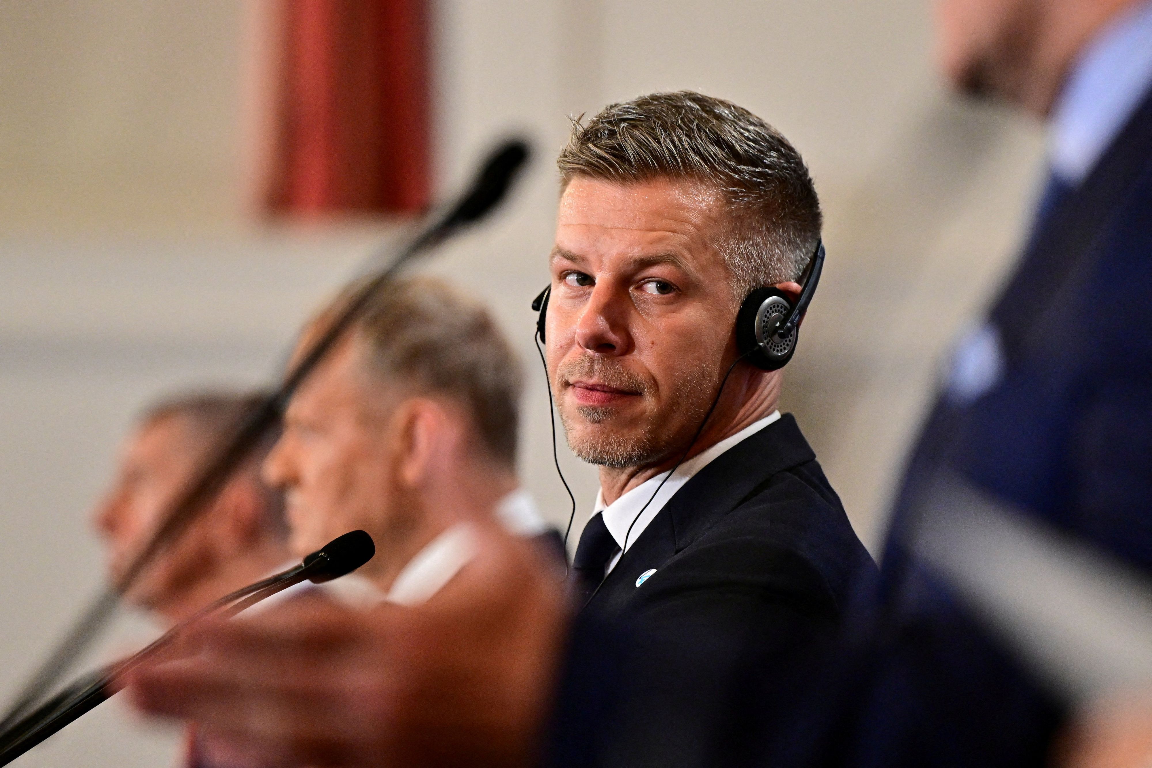 Ungarns Ministerpräsident Péter Magyar verkündete nun, dass das imgaroscje Staatsfernsehen und der Staatsrundfunk den Sendebetrieb einstellen werden.