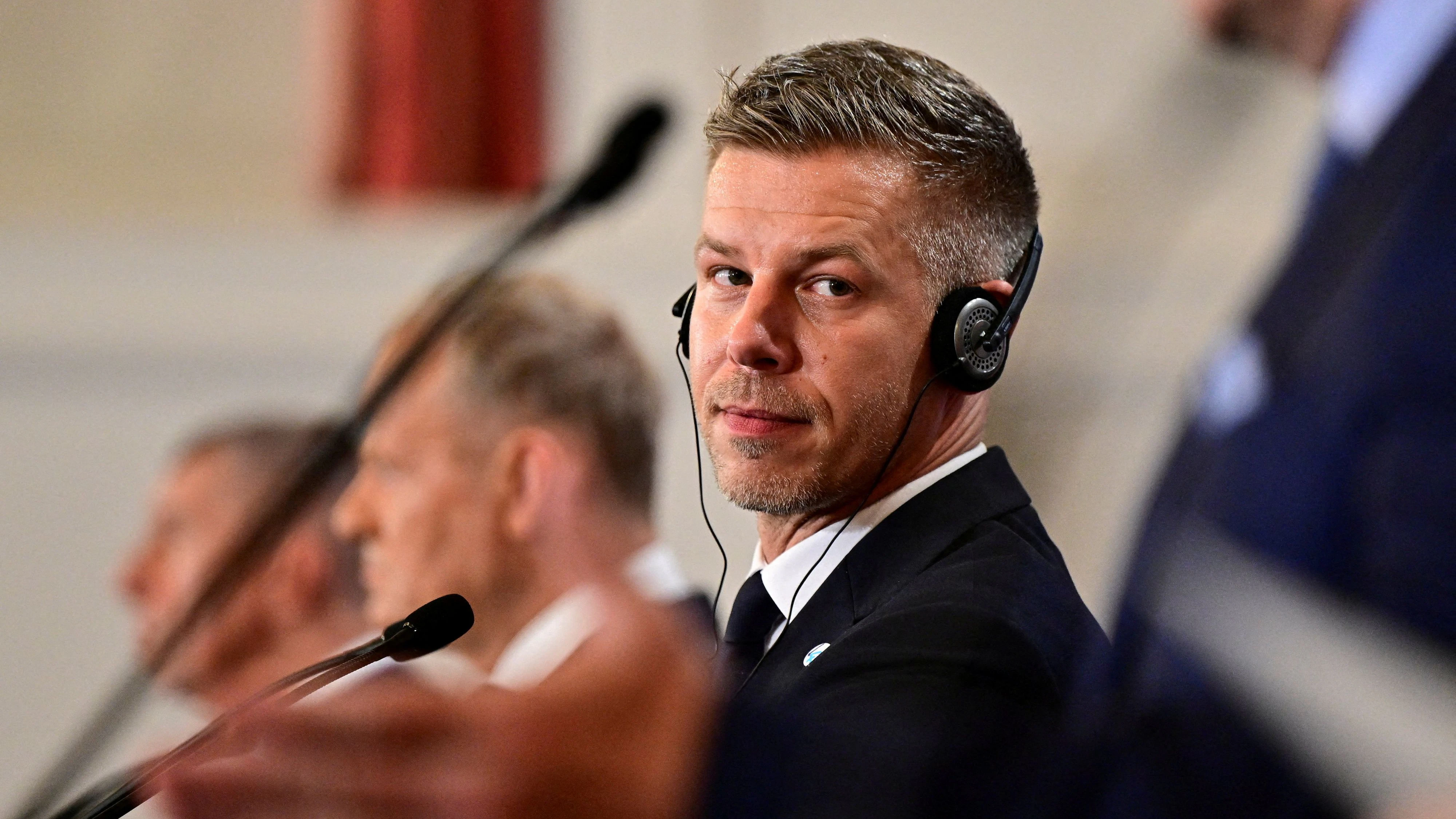 Ungarns Ministerpräsident Péter Magyar verkündete nun, dass das imgaroscje Staatsfernsehen und der Staatsrundfunk den Sendebetrieb einstellen werden.