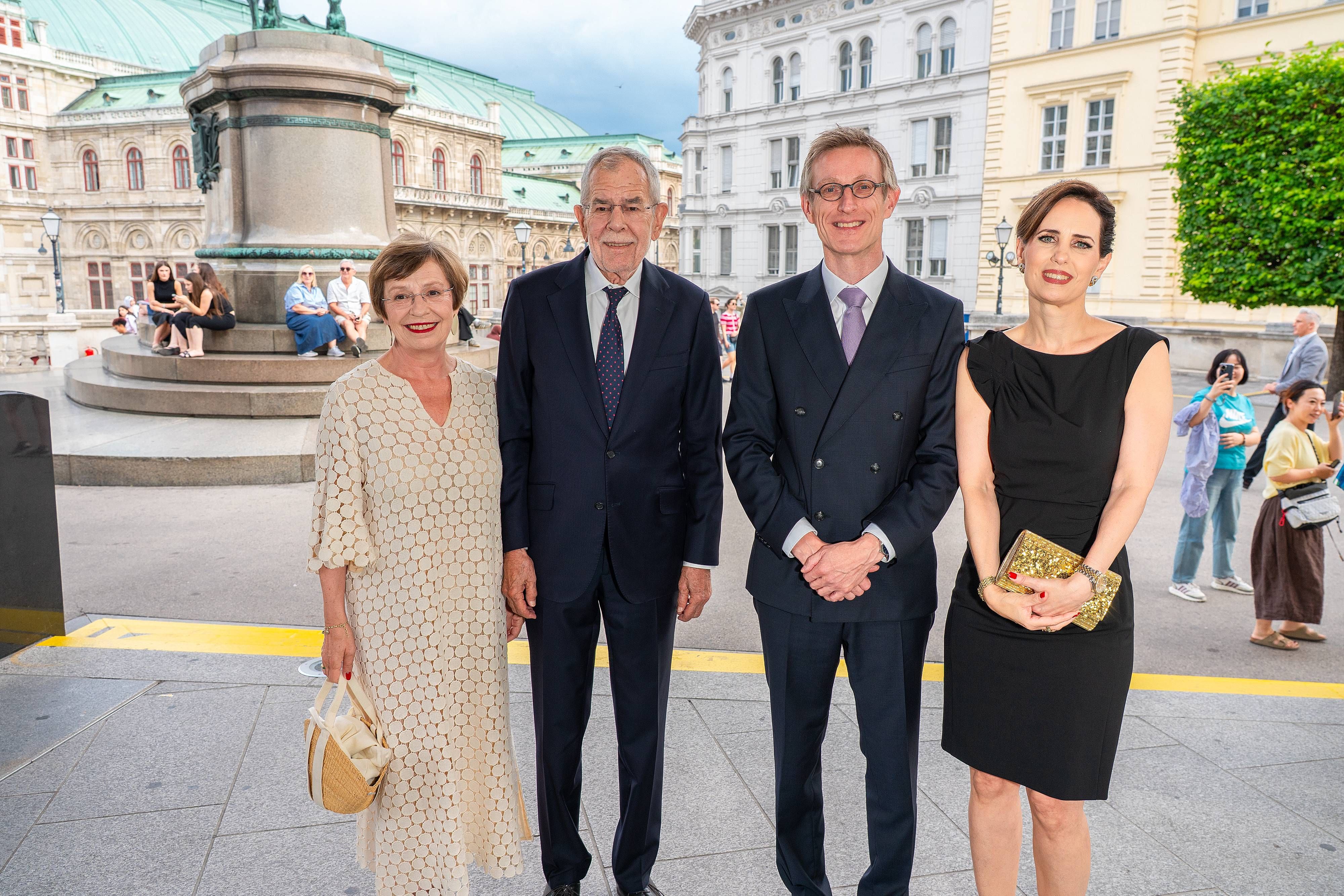 Alexander Van der Bellen mit seiner Frau Doris Schmidauer, Ralph Gleis und Katinka Keckeis