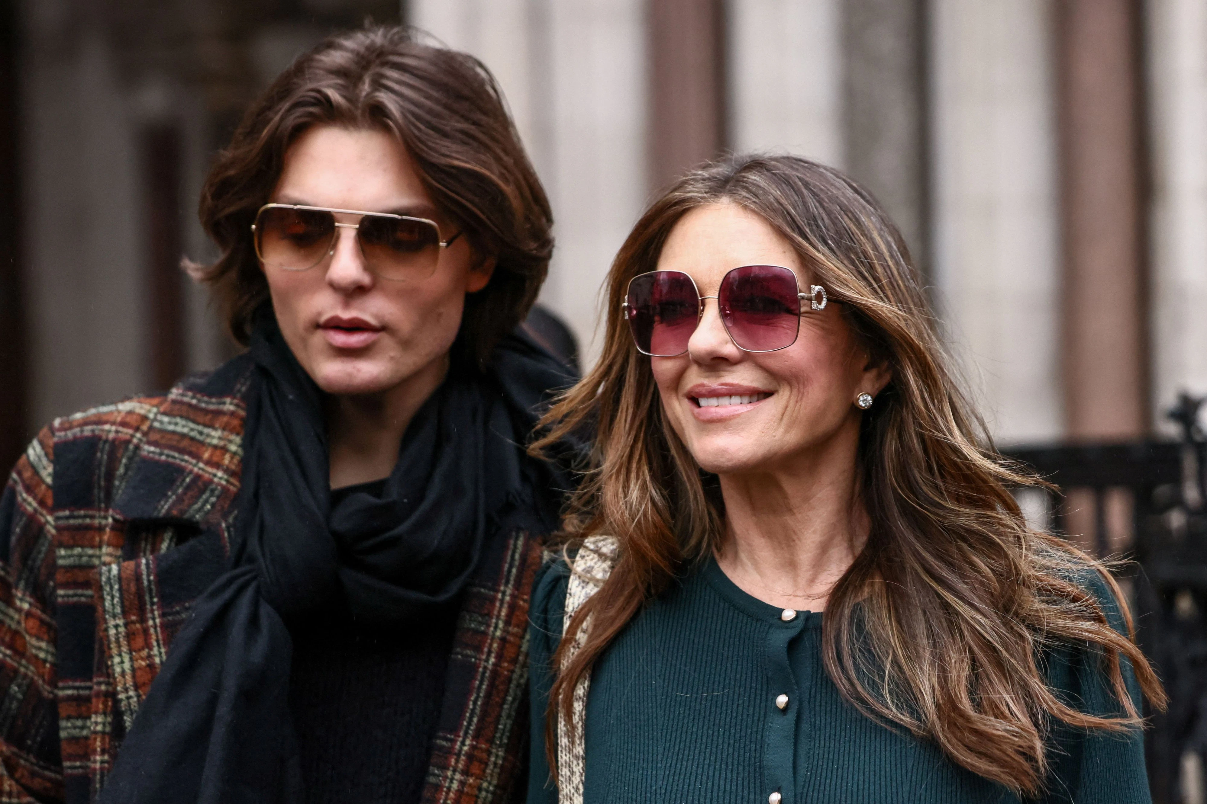 Wie aus dem Gesicht geschnitten: Schauspielerin Liz Hurley erschien mit Sohn Damian vor Gericht