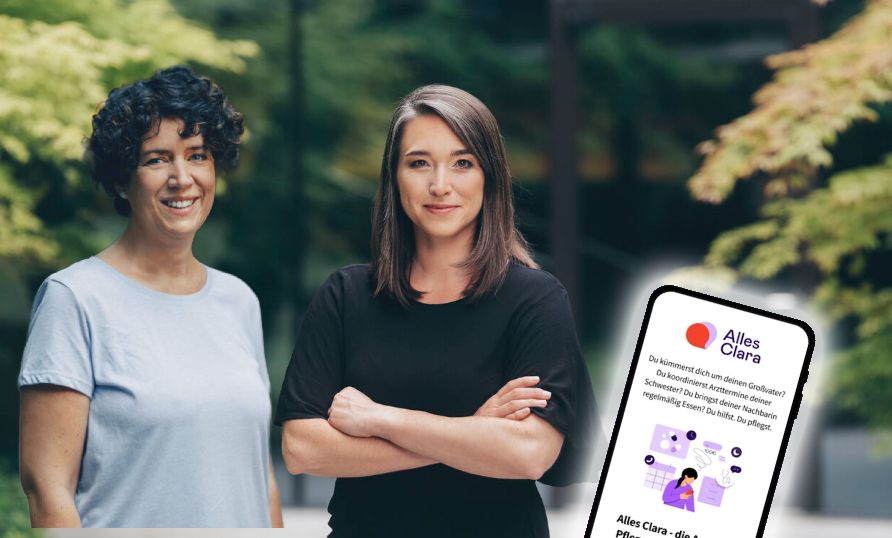 Pflegerin Beatrix (li.) gibt Tipps. Alles-Clara-Projektleiterin Nicole Traxler (re.).