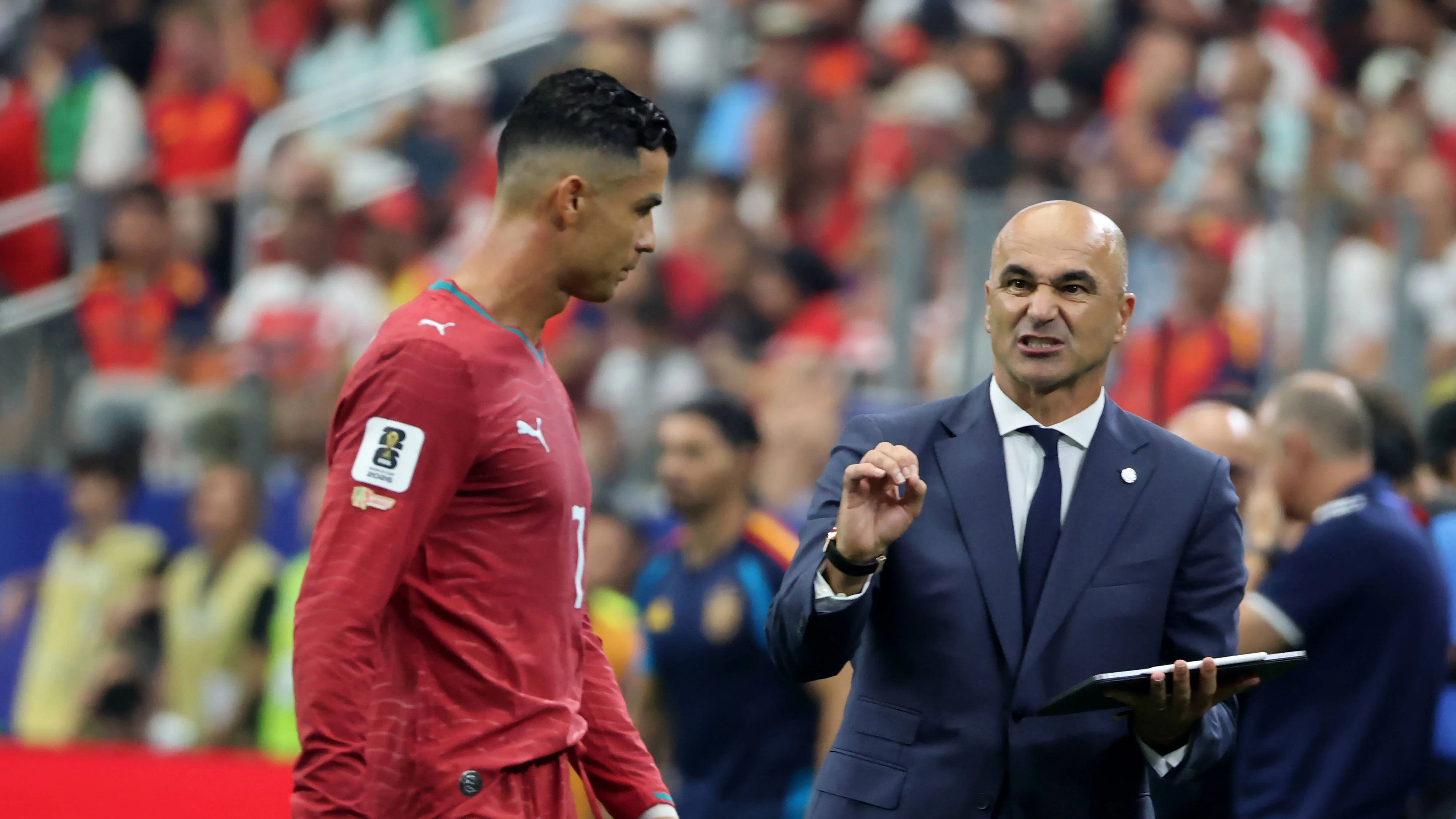 Portugal s head coach Roberto Martínez R talks with Cristiano Ronaldo in a Round of 16 match at the 2026 FIFA World Cup, WM, Weltmeisterschaft, Fussball between Portugal and Spain at AT&T Stadium in Arlingtone, United States, 06 July 2026. FIFA World Cup 2026 - Round of 16 - Portugal vs Spain ACHTUNG: NUR REDAKTIONELLE NUTZUNG PUBLICATIONxINxGERxSUIxAUTxONLY Copyright: xLavandeiraxJrx AMDEP8399 0860921204st