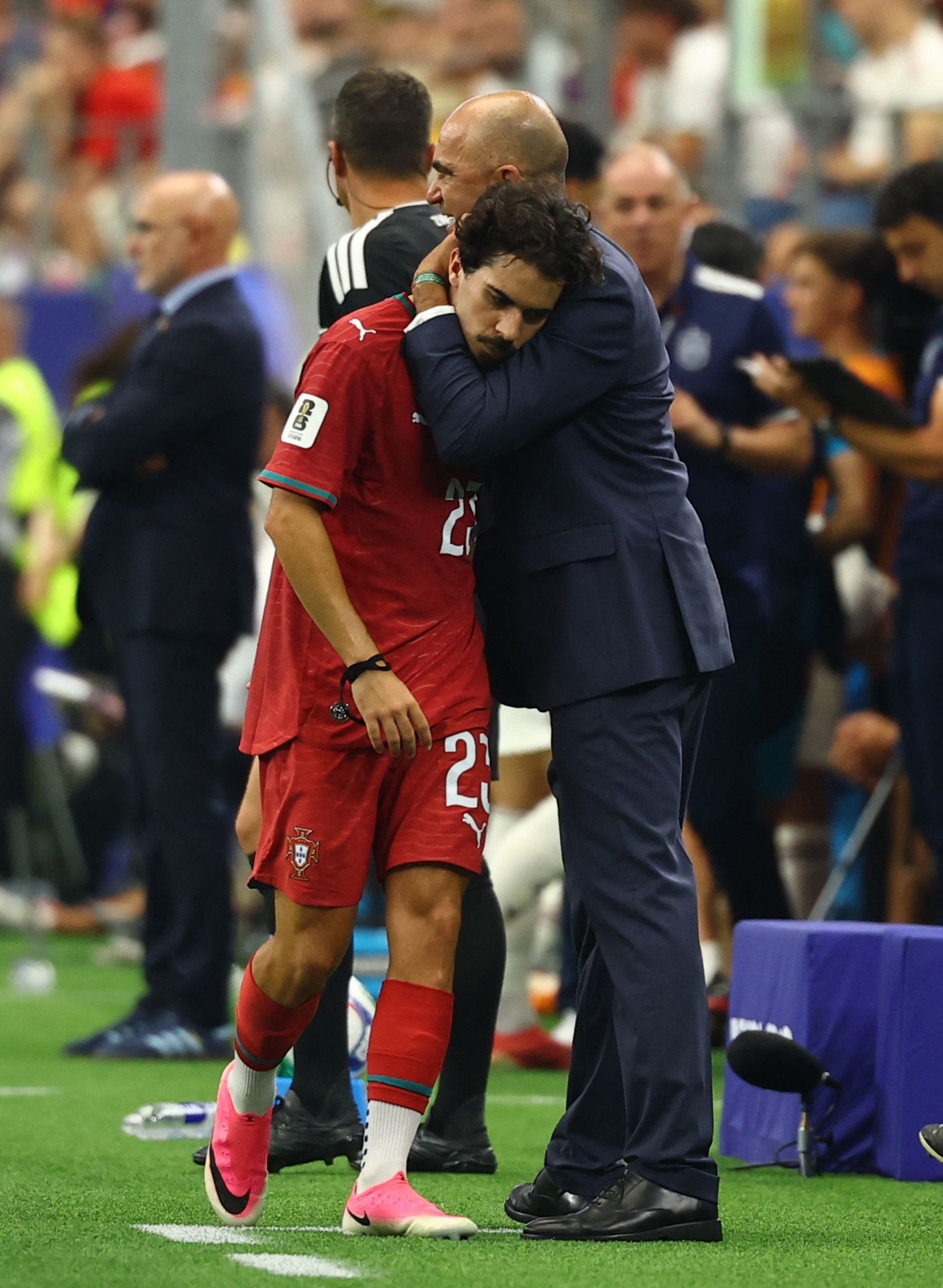 Roberto Martinez (r.)