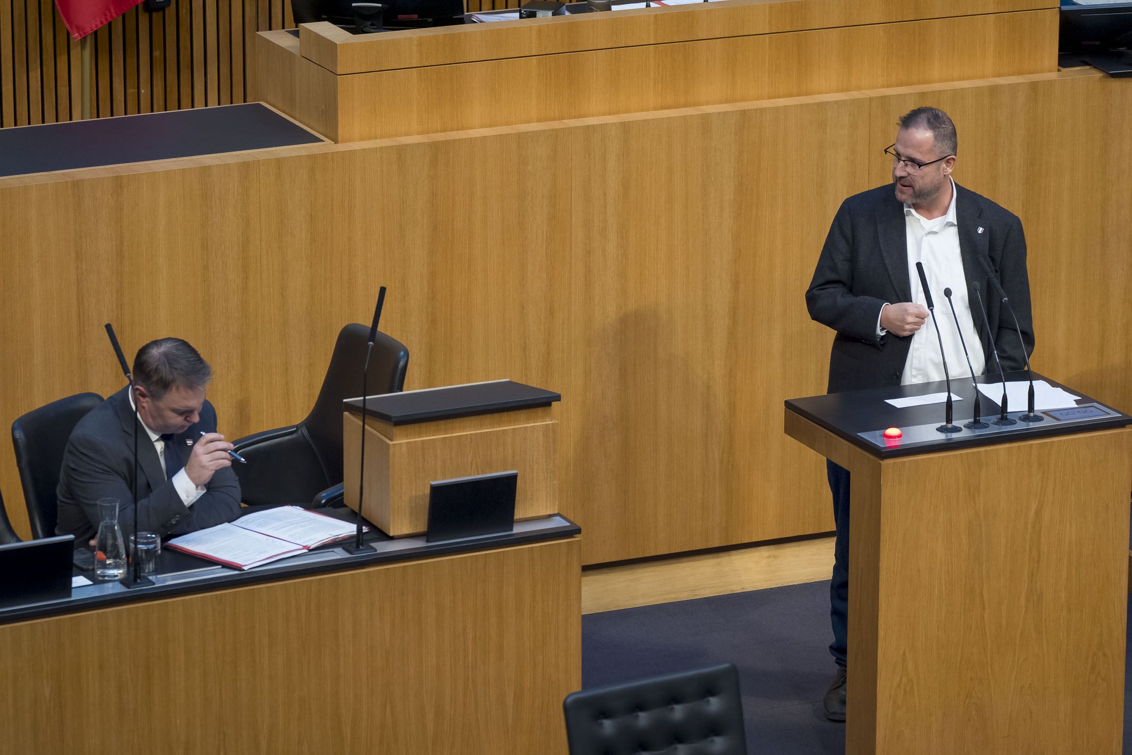Am Dienstag fand im Parlament eine ORF-Diskussion statt. Medienminister Babler war – anders als im November – nicht anwesend.