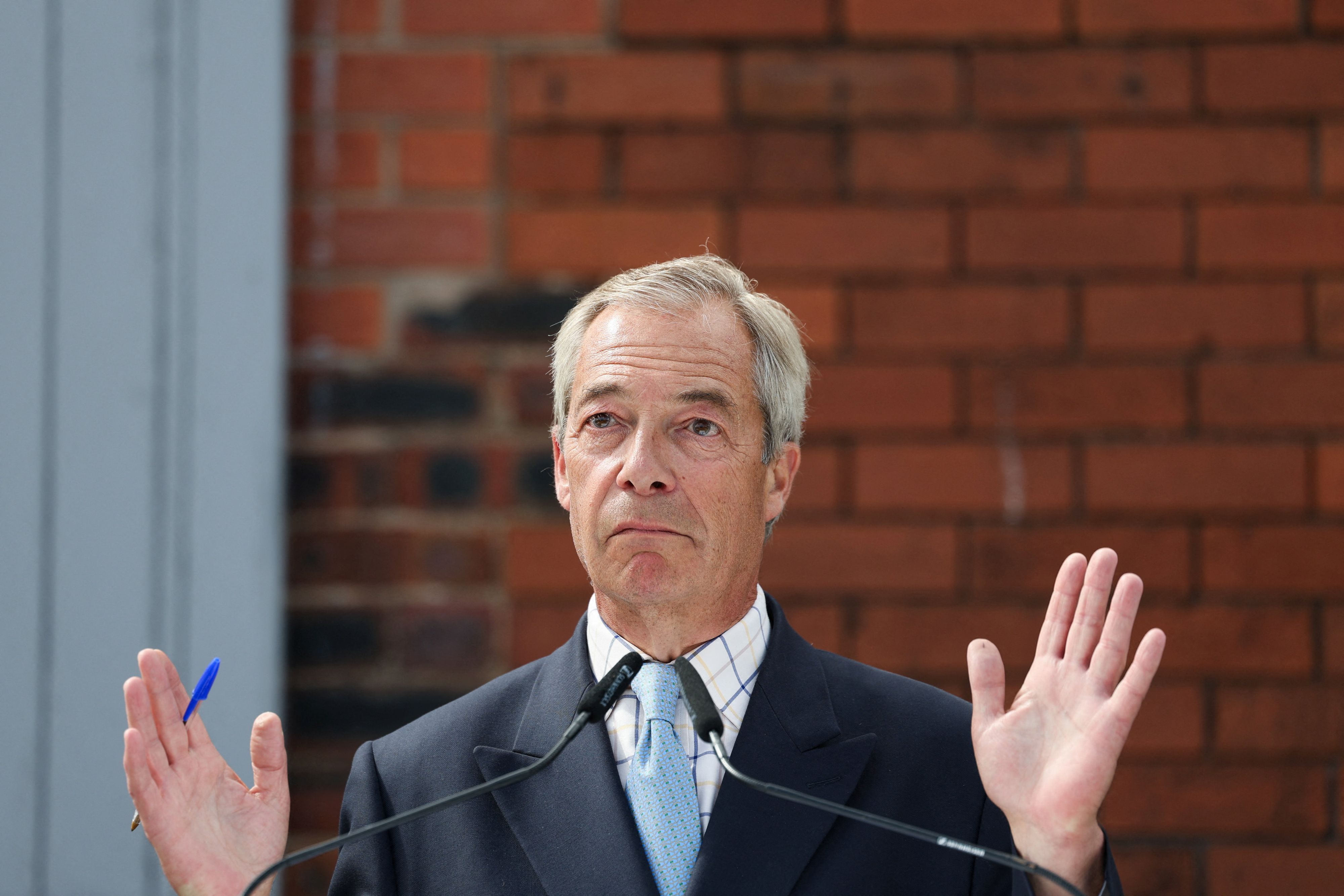 Der Chef der britischen Rechtspopulisten, Nigel Farage, legt sein Parlamentsmandat nieder - und will in einer Nachwahl erneut antreten.