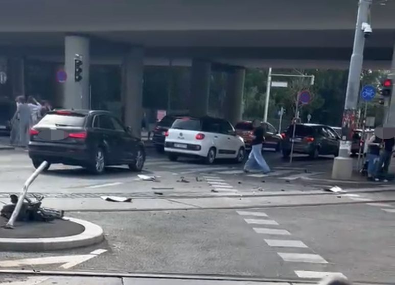 Der Lenker nietete ein Verkehrsschild um und beging Fahrerflucht.