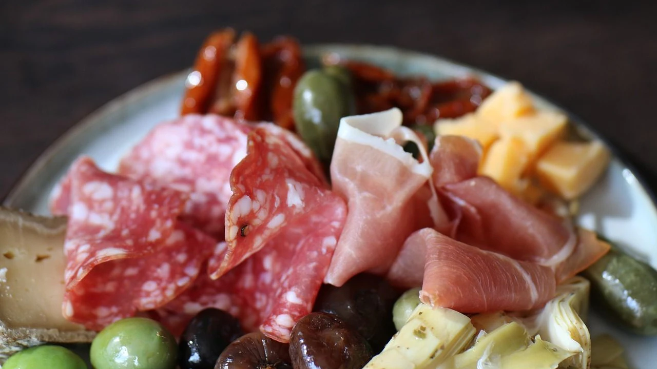 Italienische Antipasti-Platte mit Salami, Käse und Oliven