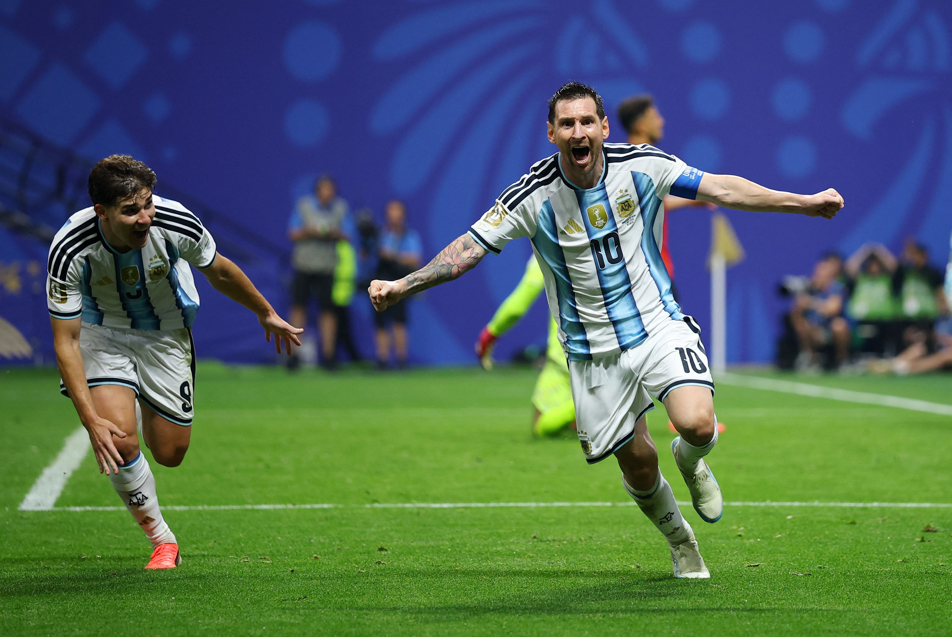 Fußball-Gigant Lionel Messi bejubelt seinen Treffer. 