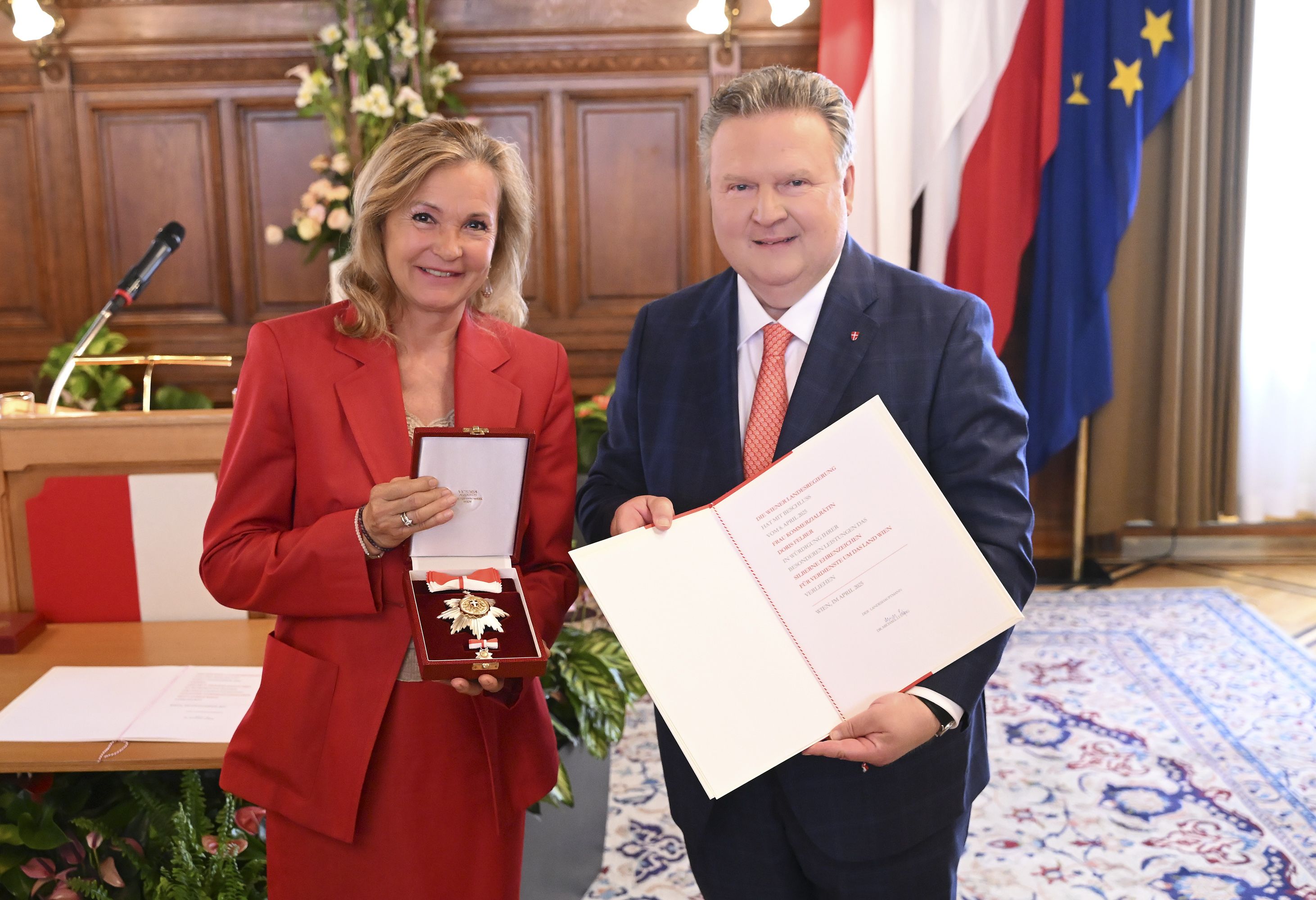 Bürgermeister Michael Ludwig verlieh der Unternehmerin Doris Felber das Silberne Ehrenzeichen für Verdienste um das Land Wien.