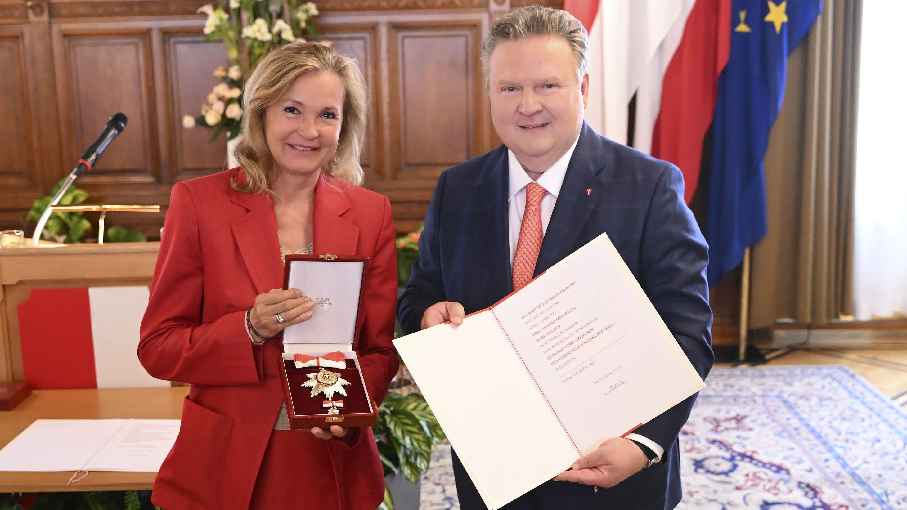 Bürgermeister Michael Ludwig verlieh der Unternehmerin Doris Felber das Silberne Ehrenzeichen für Verdienste um das Land Wien.