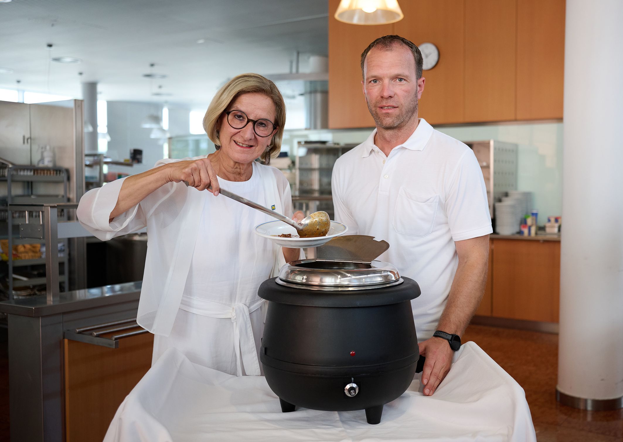 Landeshauptfrau Johanna Mikl-Leitner (ÖVP, li.) und Küchenchef Dietmar Stamminger-Weis (re.).