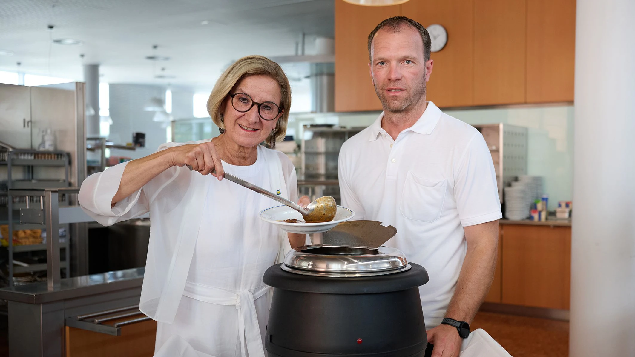 Landeshauptfrau Johanna Mikl-Leitner (ÖVP, li.) und Küchenchef Dietmar Stamminger-Weis (re.).