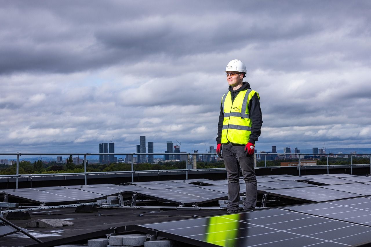 Techniker montiert Solaranlage