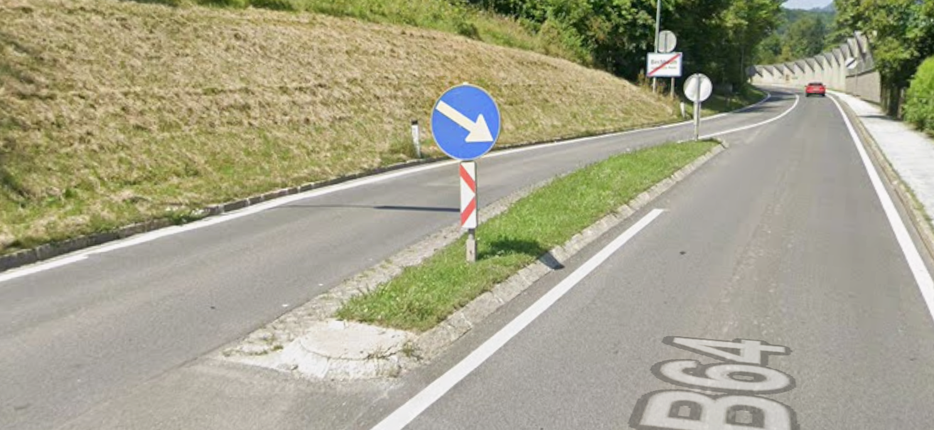 Der Motorradfahrer krachte am Ende des Ortsgebietes Birchbaum in eine Verkehrsinsel.