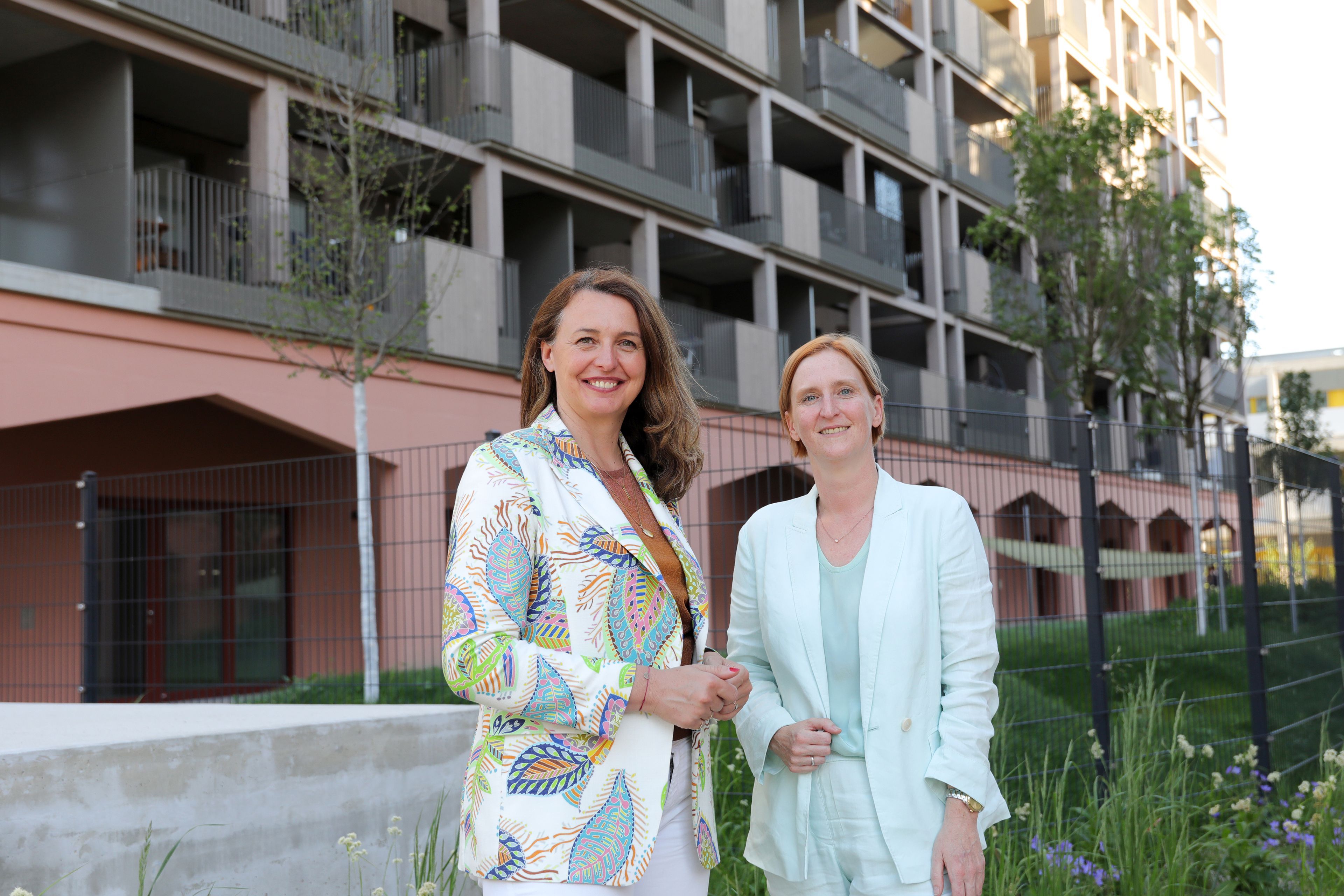 Wohnbaustadträtin Elke Hanel-Torsch (SP) und Gemeinderätin Selma Arapovic (Neos, li.) bei der Eröffnung des neuen Gebietsbetreuung Stadtteilbüros Donaustadt in der „Roten Emma