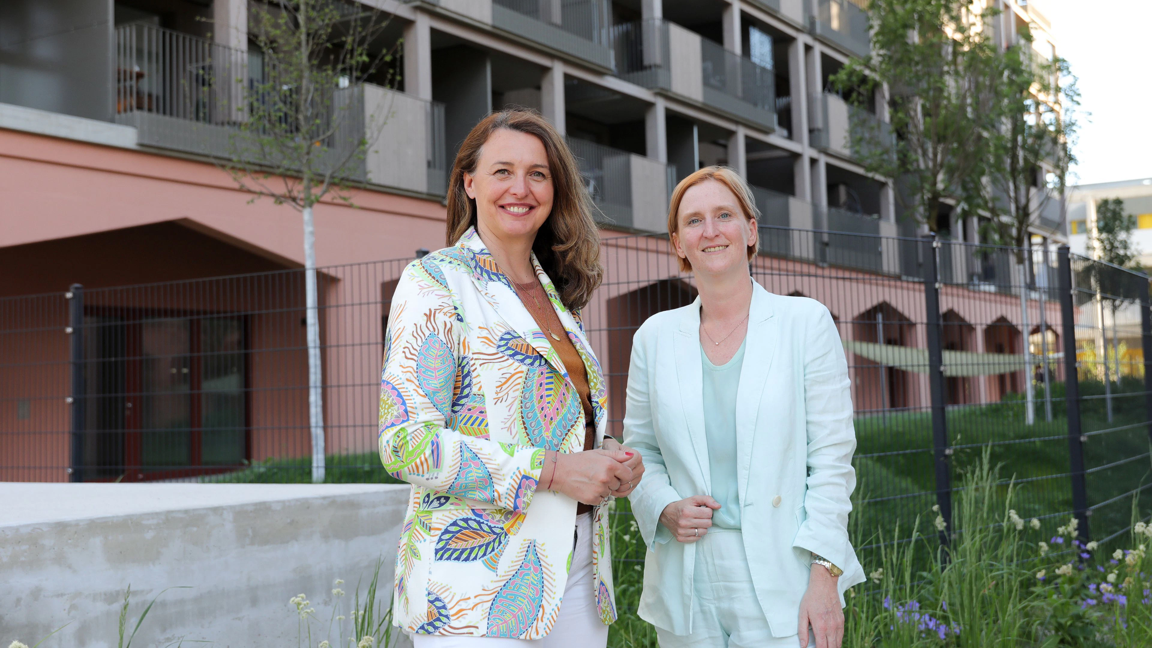 Wohnbaustadträtin Elke Hanel-Torsch (SP) und Gemeinderätin Selma Arapovic (Neos, li.) bei der Eröffnung des neuen Gebietsbetreuung Stadtteilbüros Donaustadt in der „Roten Emma" in Wien-Donaustadt.