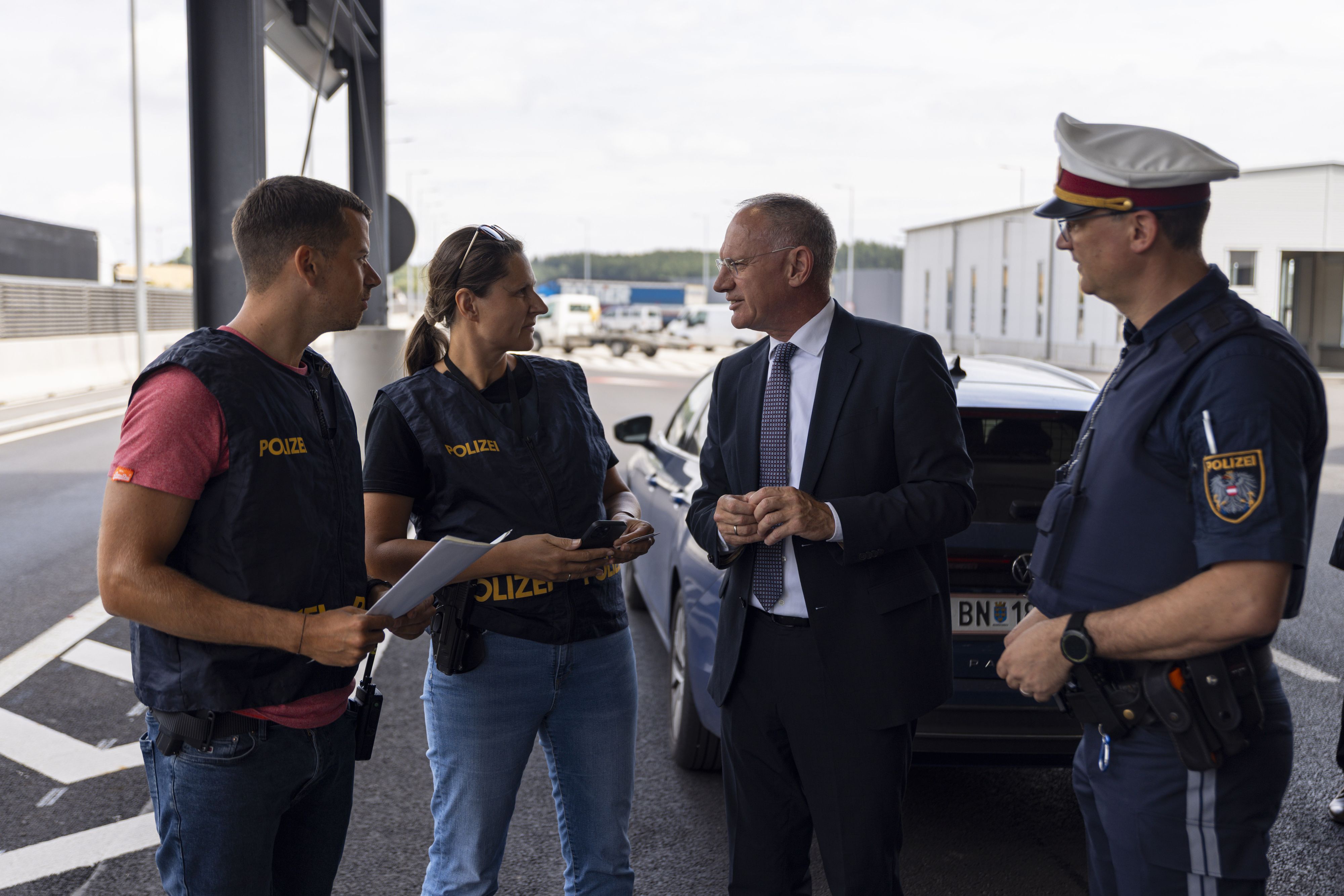 Die Polizei schaut im Schwerverkehr jetzt noch genauer hin. Im Bild mit Minister Gerhard Karner