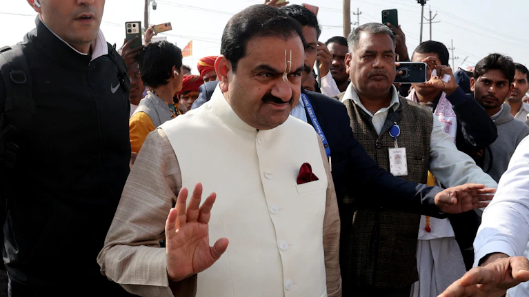 Gautam Adani, mit 89 Milliarden Dollar reichster Inder, soll Beamte bestochen haben, um einen Regierungsauftrag zu erhalten. Doch nun lässt die US-Justiz die Anklage fallen – weil 
