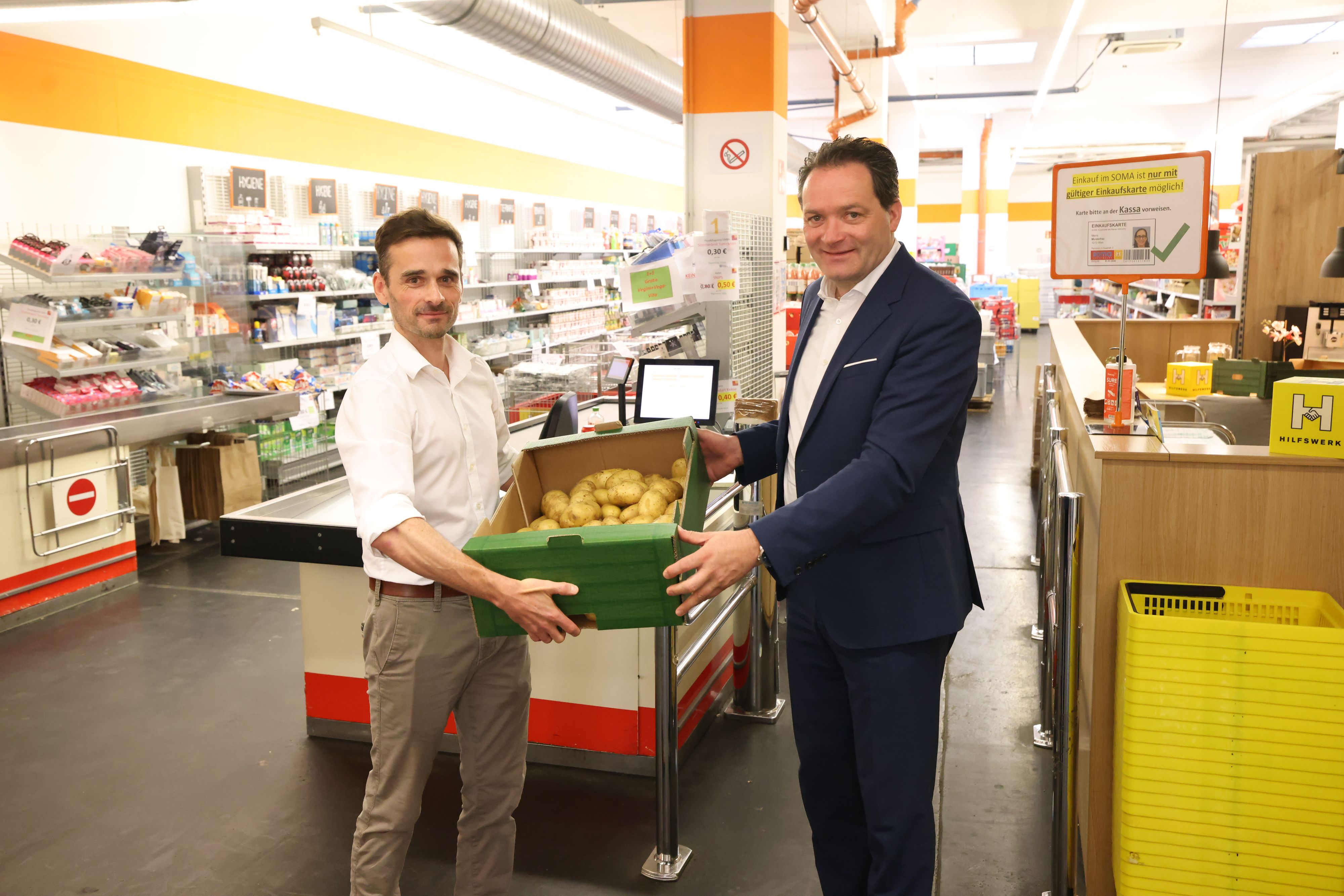 Simon Blatzer (Geschäftsführer Wiener Hilfswerk) und Umweltminister Norbert Totschnig im Sozialmarkt.