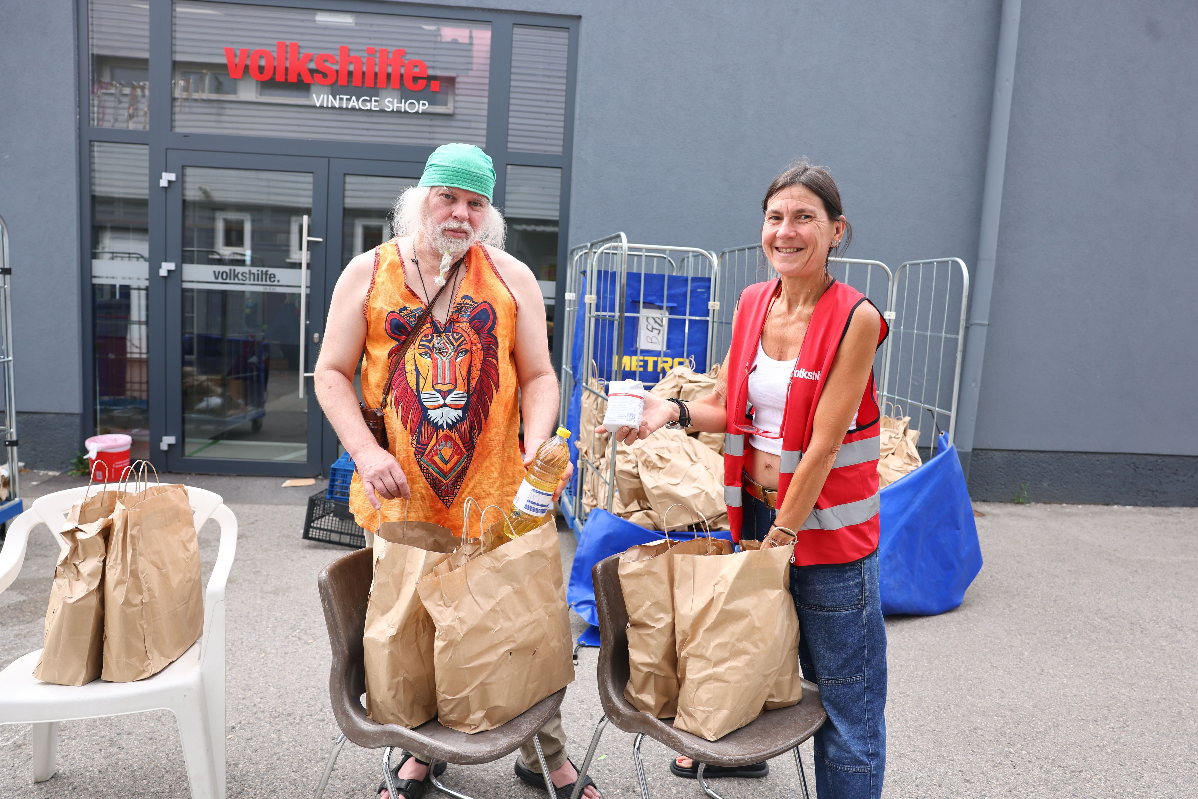 Andi (l.) und Alex packen bei der Lebensmittelausgabe mit an.